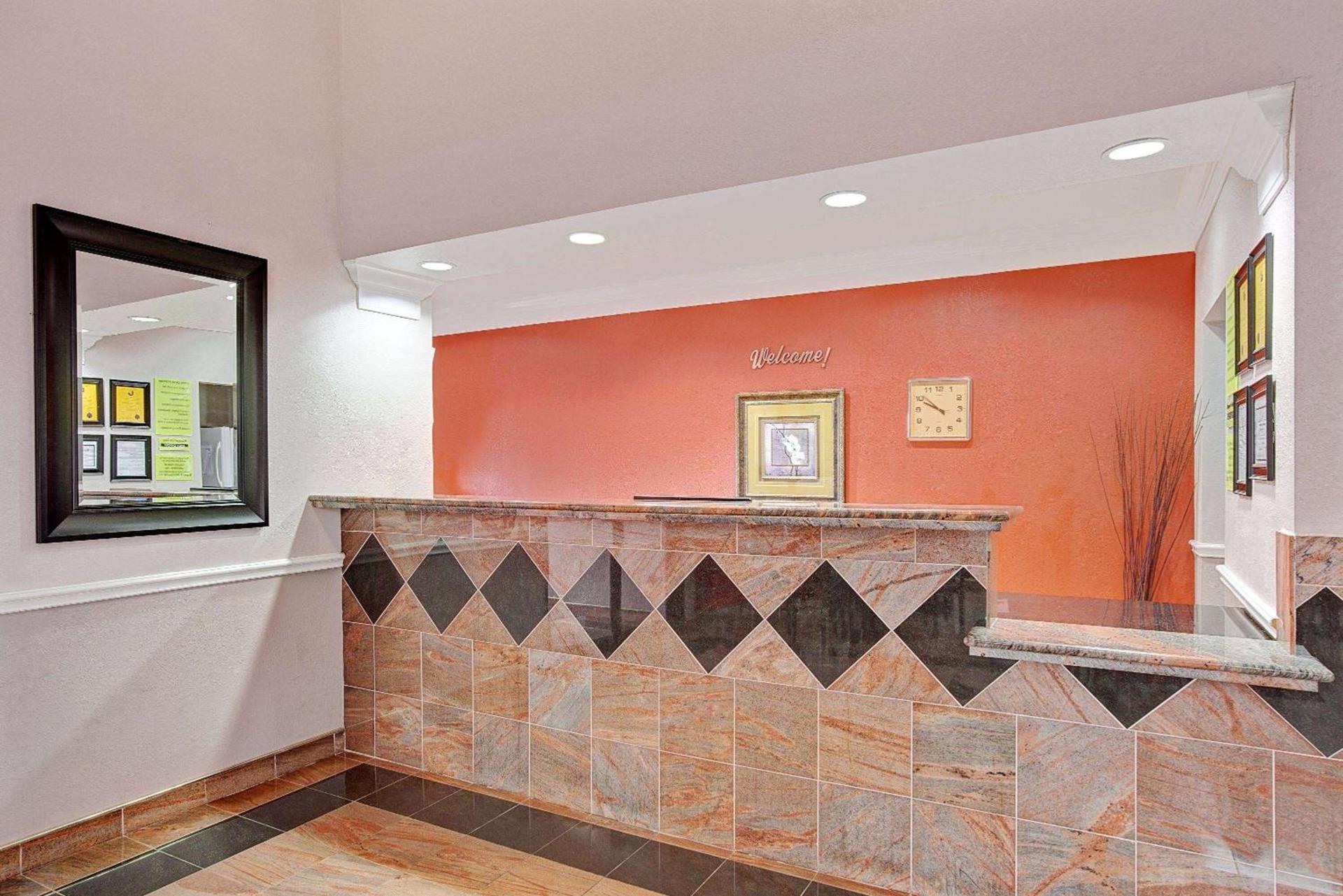 Super 8 by Wyndham Galveston photo 4