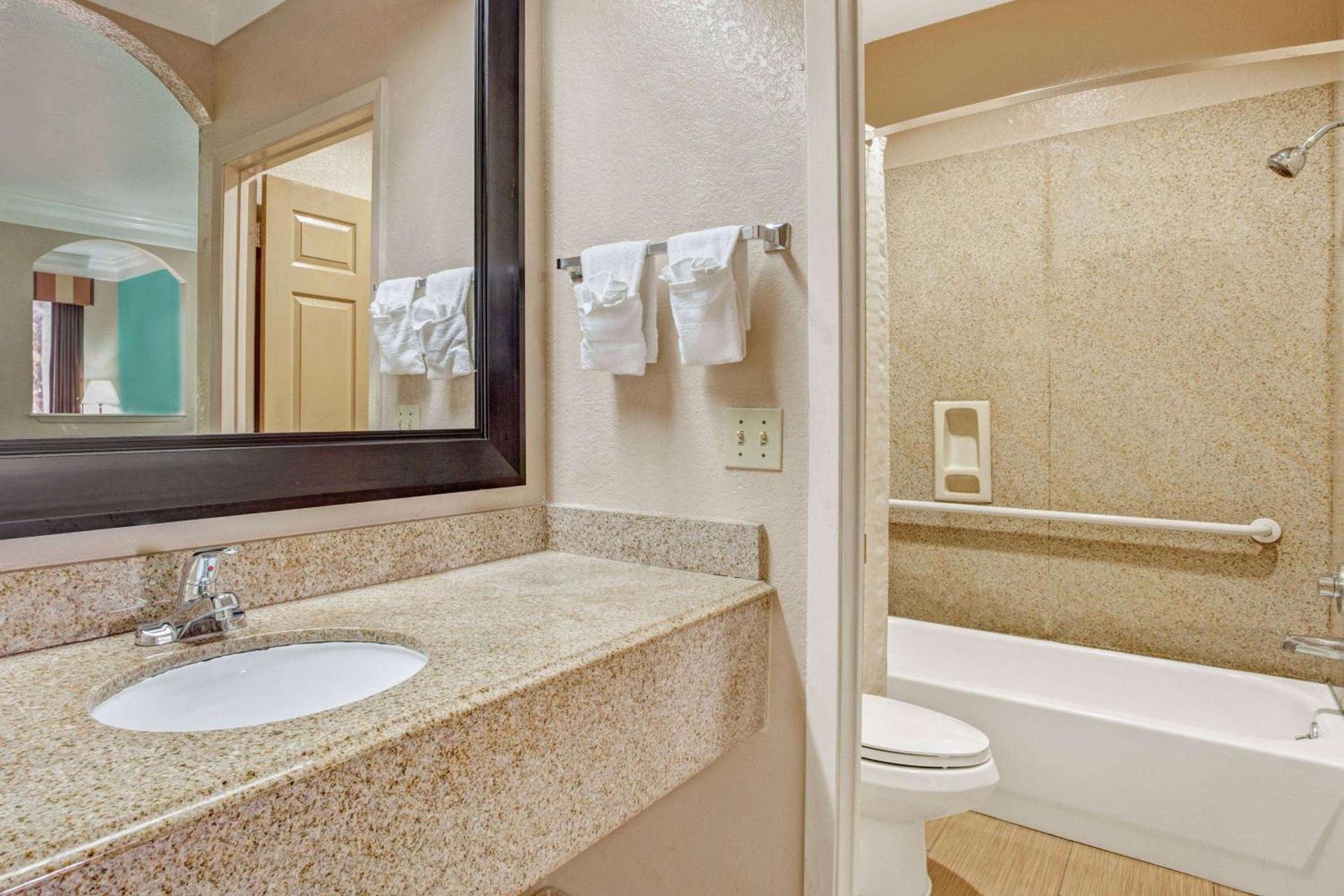 Super 8 by Wyndham Galveston photo 7