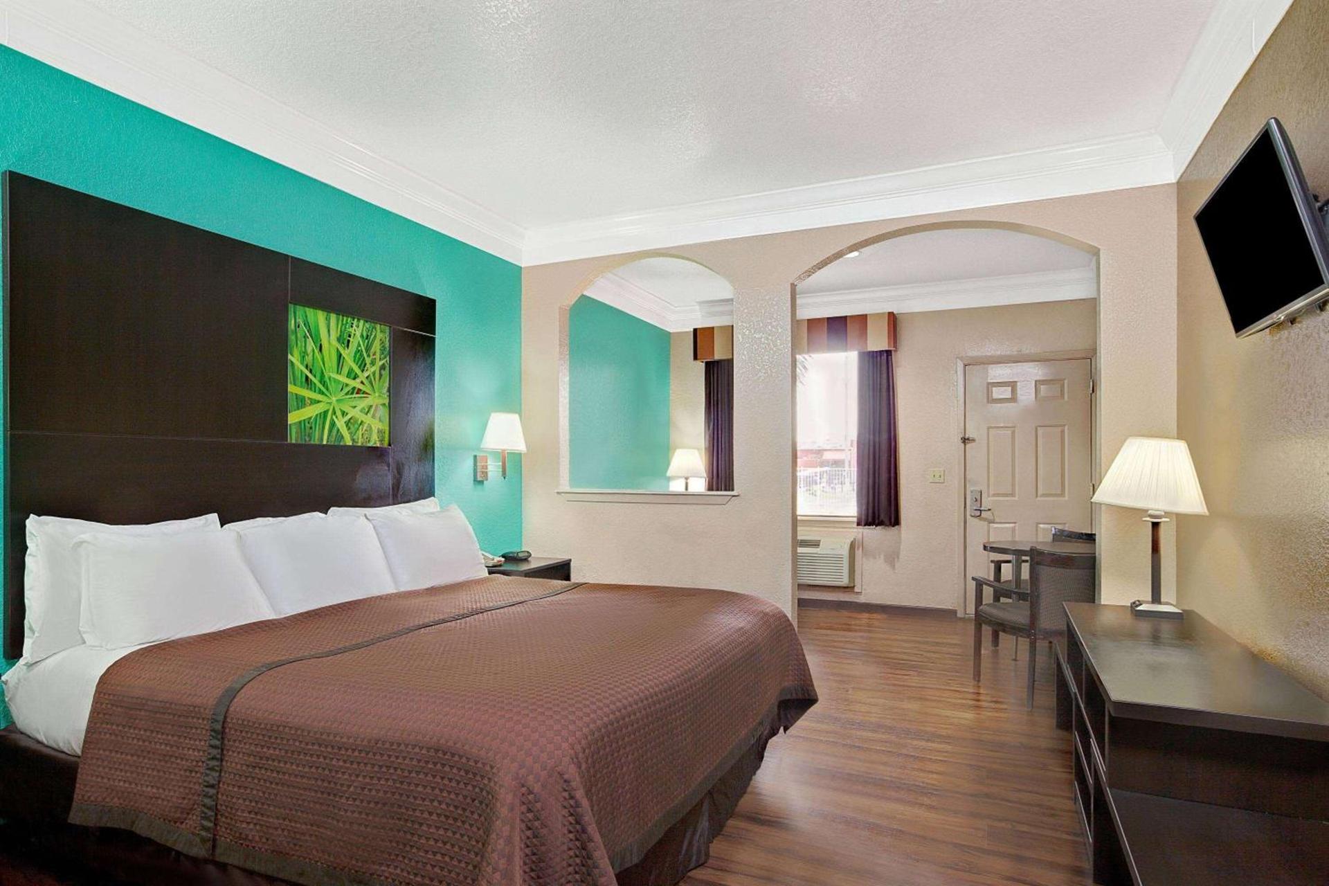 Super 8 by Wyndham Galveston photo 10