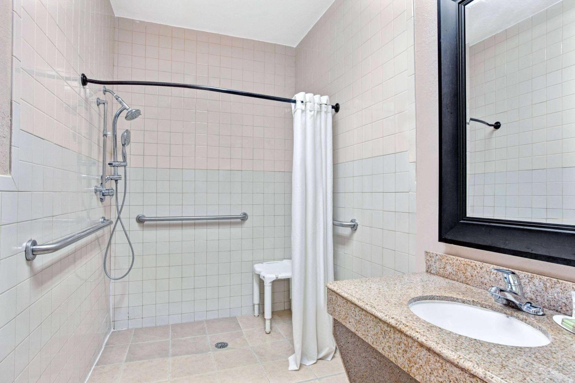 Super 8 by Wyndham Galveston photo 11