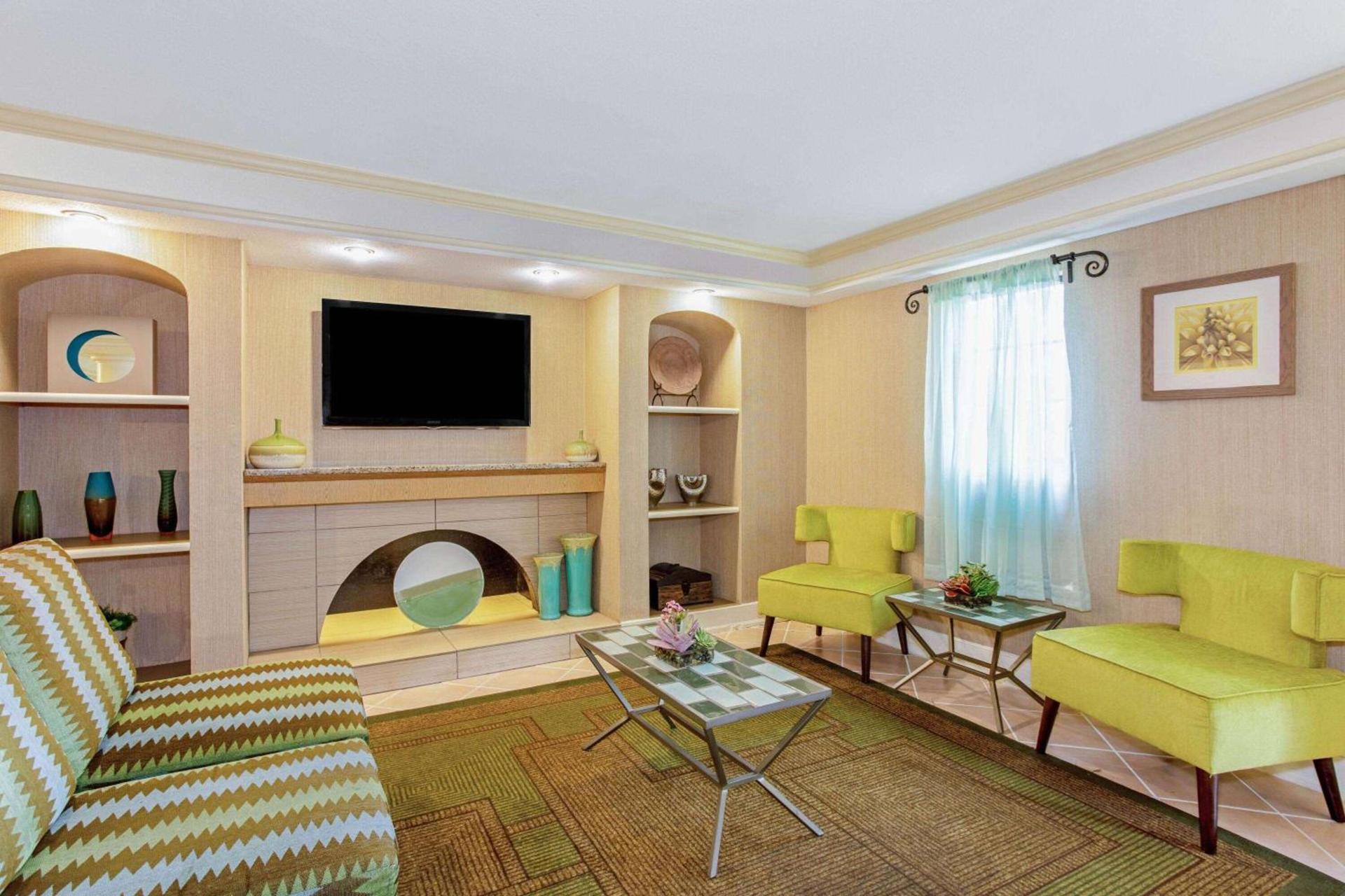 La Quinta Inn by Wyndham Orlando Airport West photo 5