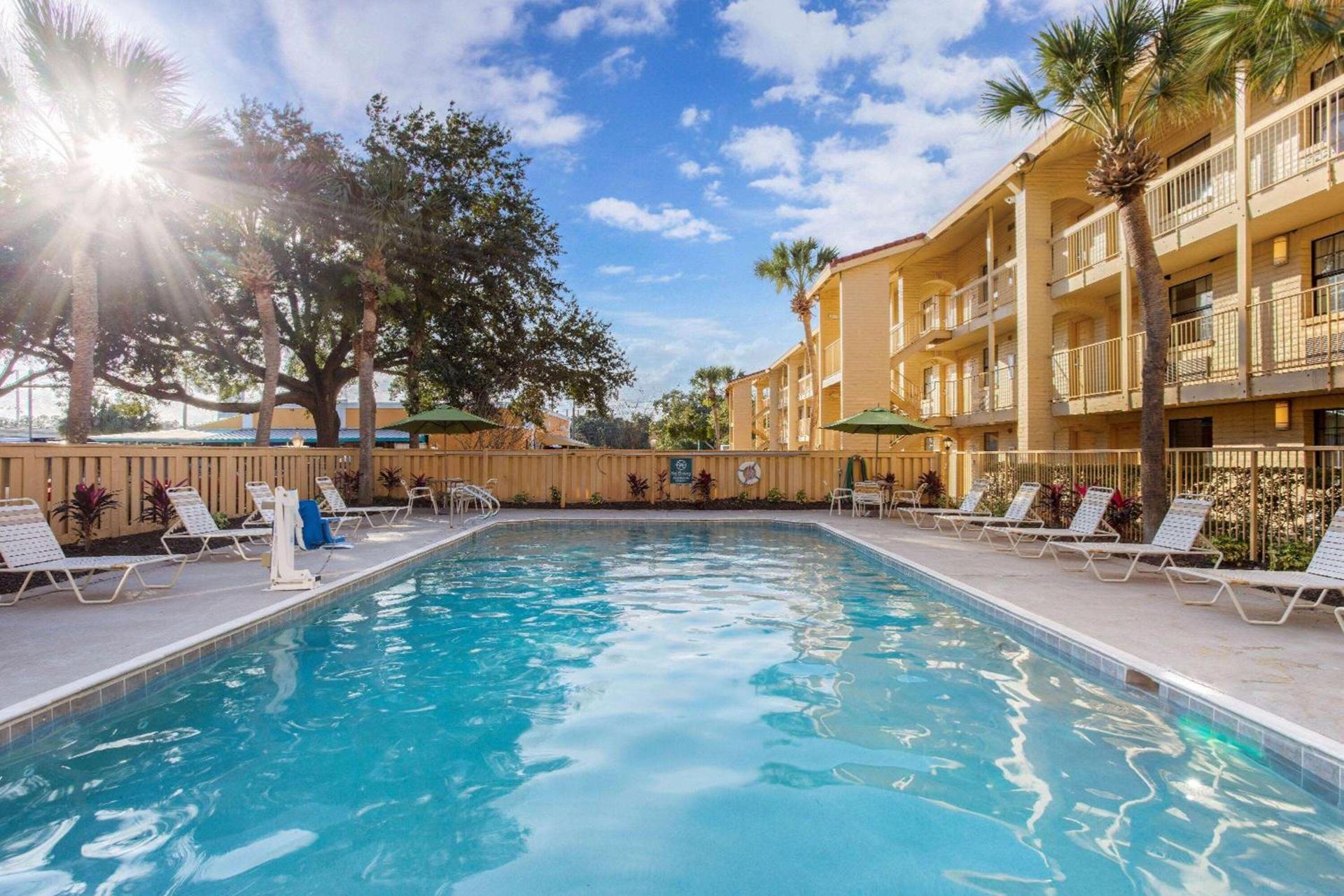 La Quinta Inn by Wyndham Orlando Airport West photo 6