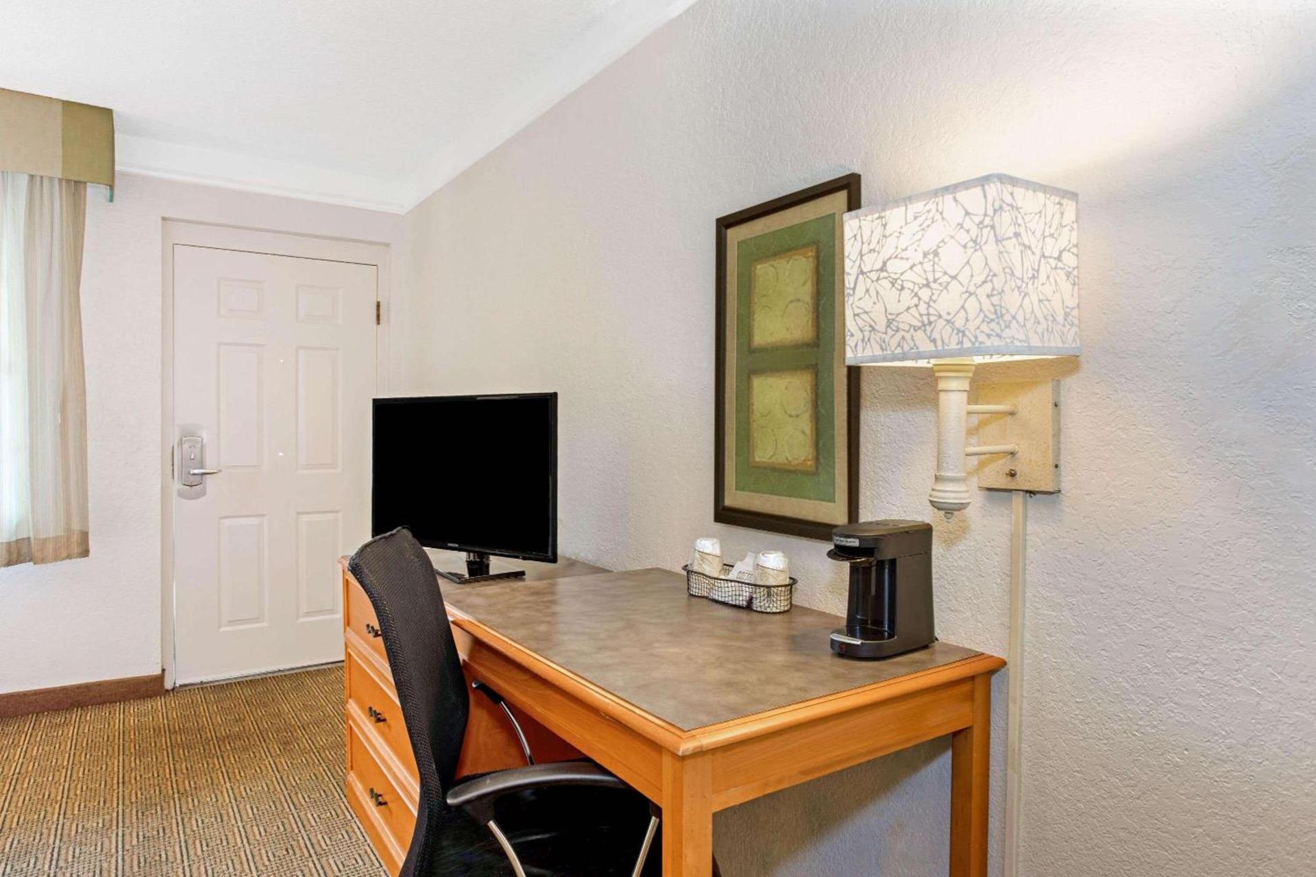 La Quinta Inn by Wyndham Orlando Airport West photo 7