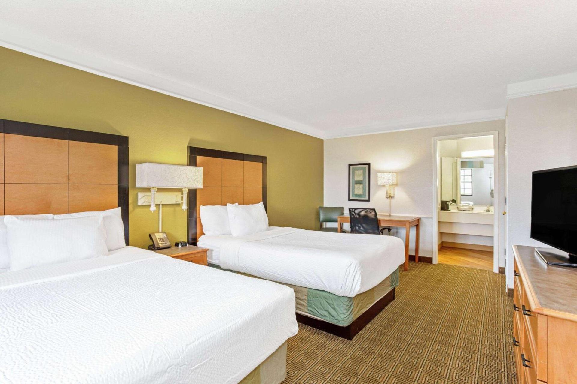 La Quinta Inn by Wyndham Orlando Airport West photo 9