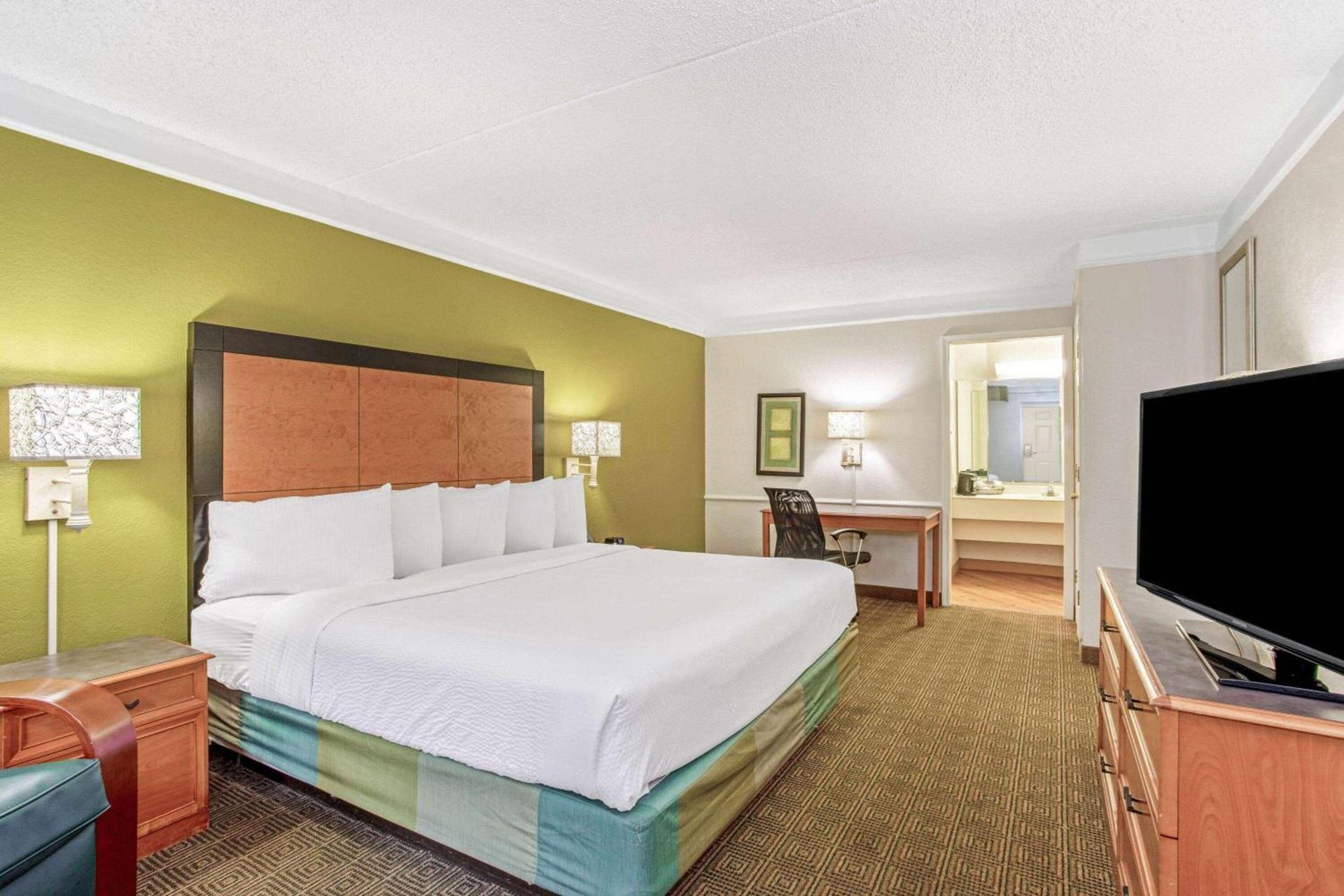 La Quinta Inn by Wyndham Orlando Airport West photo 14