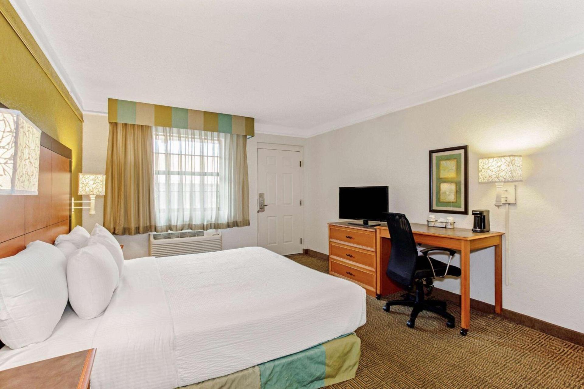 La Quinta Inn by Wyndham Orlando Airport West photo 17
