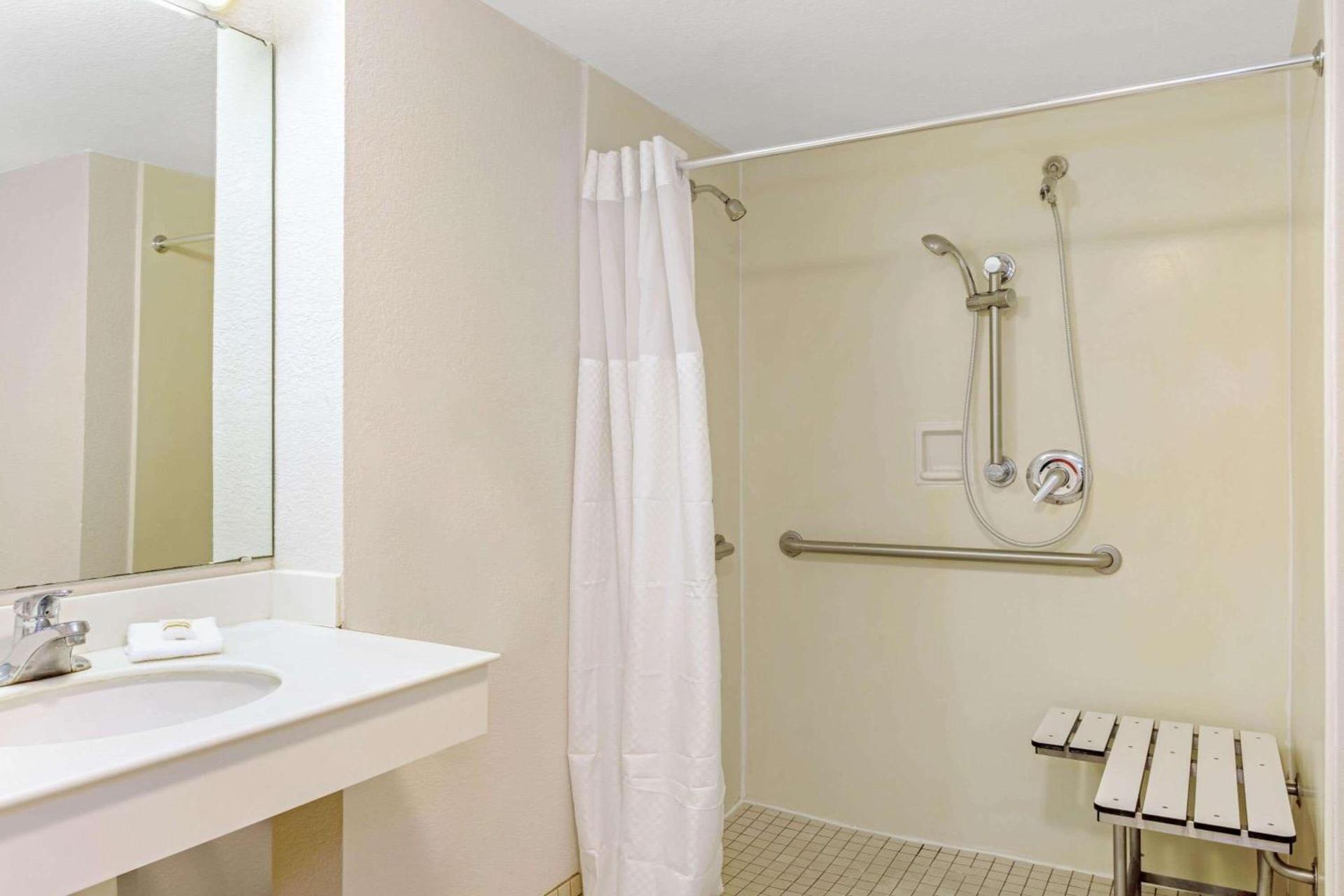 La Quinta Inn by Wyndham Orlando Airport West photo 19