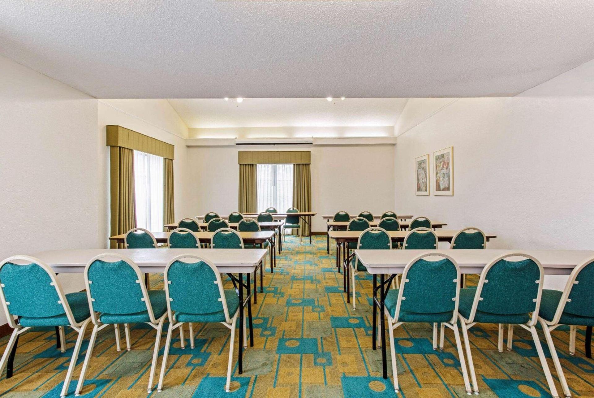 La Quinta Inn by Wyndham Orlando Airport West photo 20