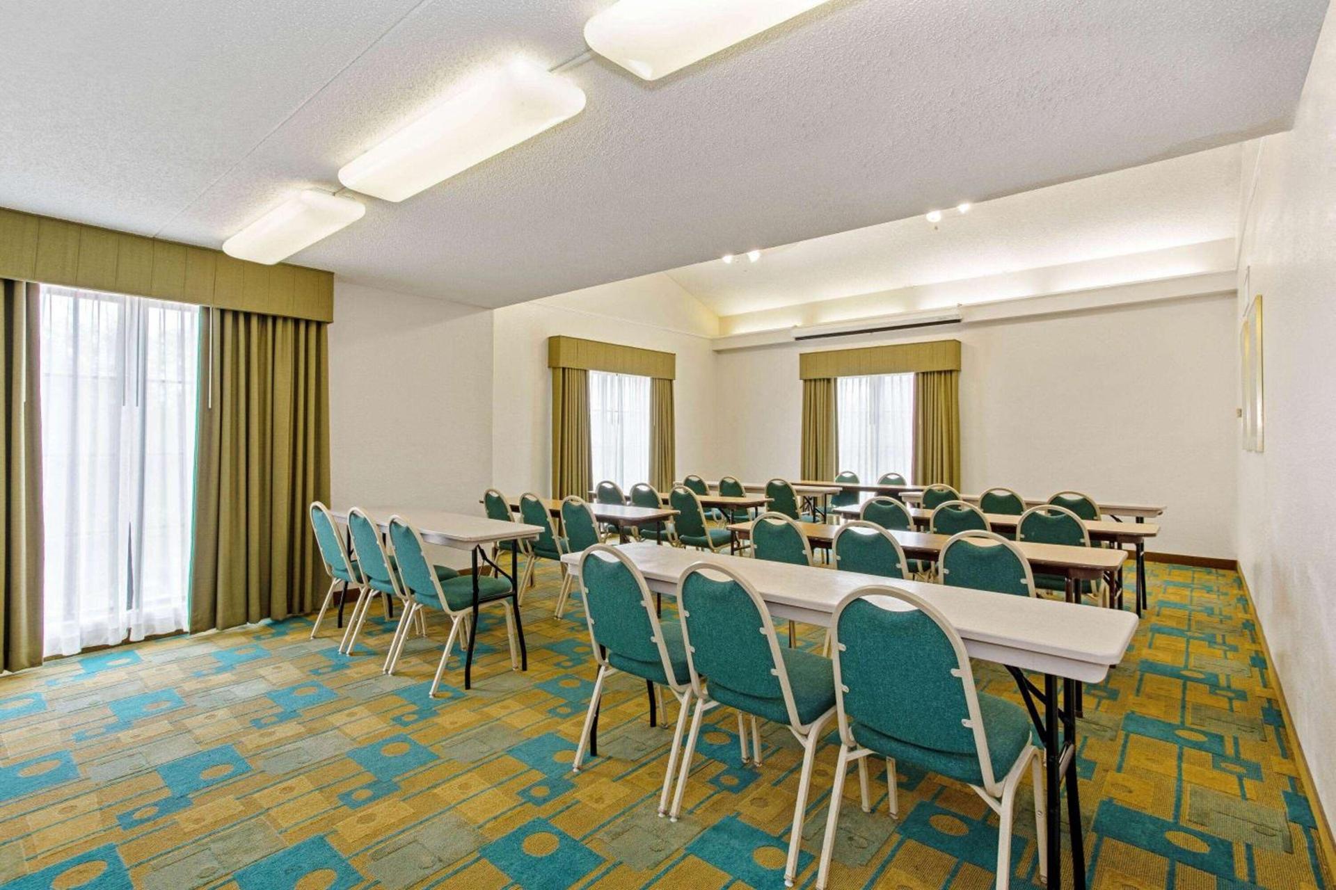 La Quinta Inn by Wyndham Orlando Airport West photo 21