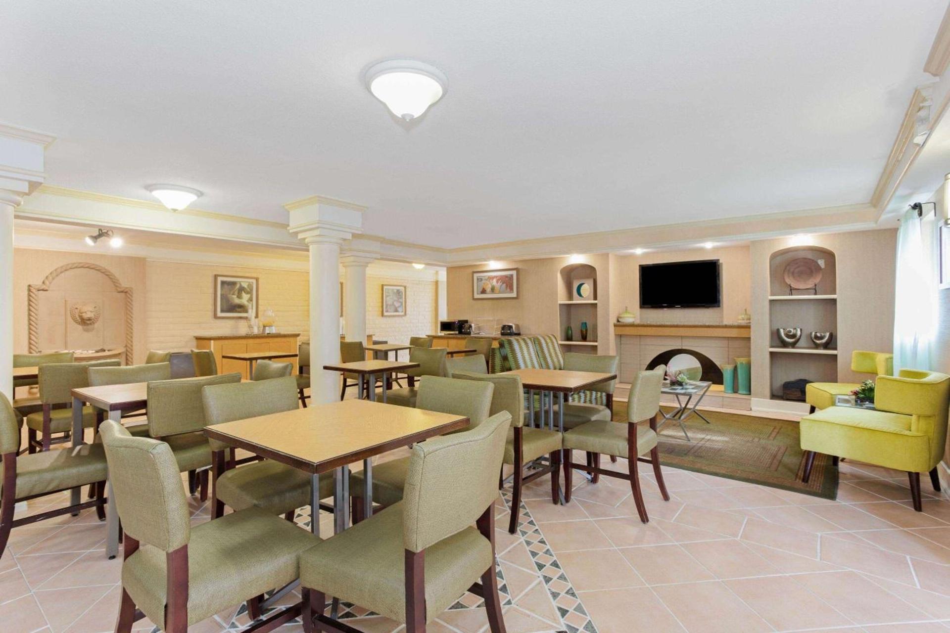 La Quinta Inn by Wyndham Orlando Airport West photo 23