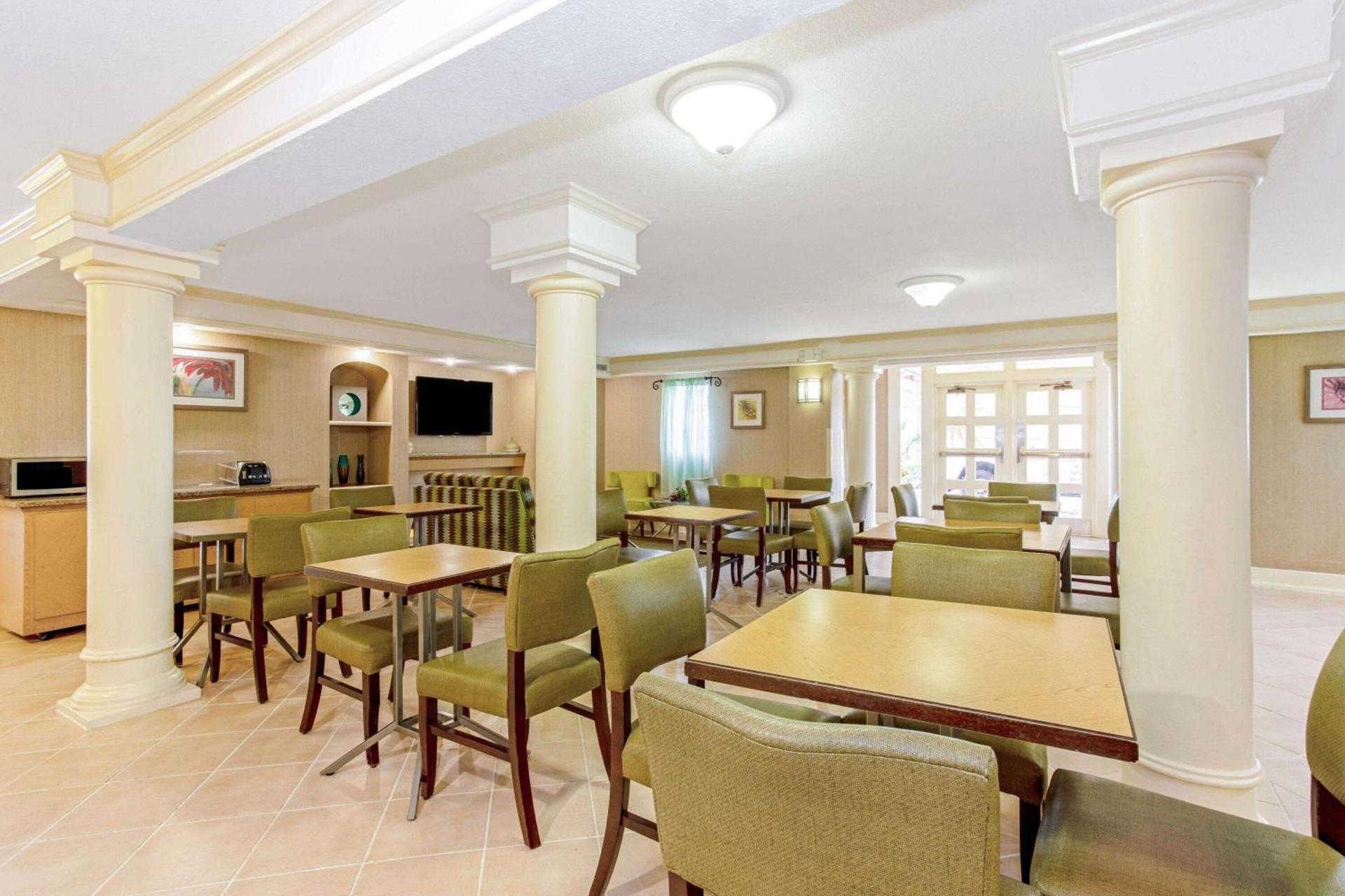 La Quinta Inn by Wyndham Orlando Airport West photo 24