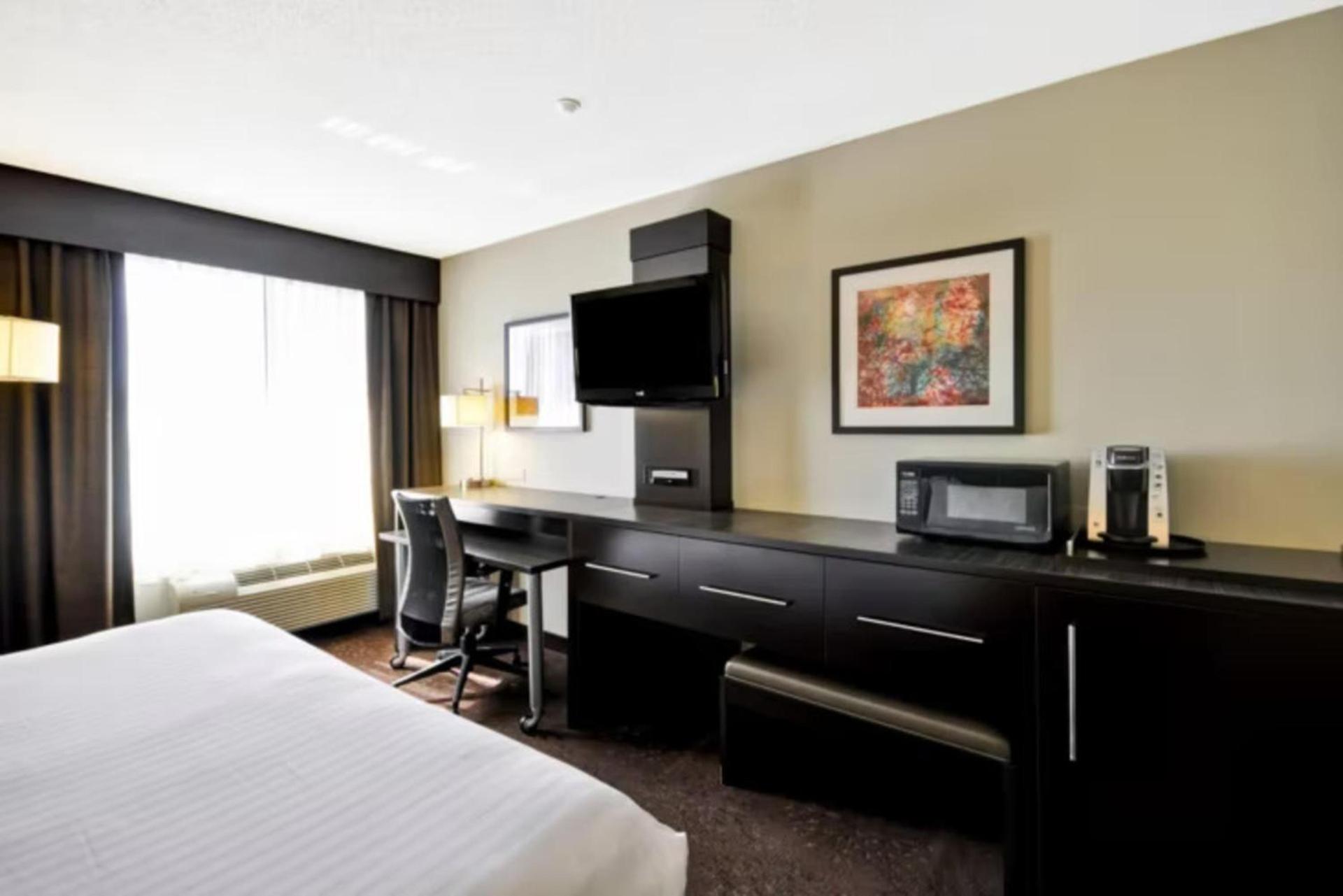 Holiday Inn Express Romulus / Detroit Airport by IHG photo 11