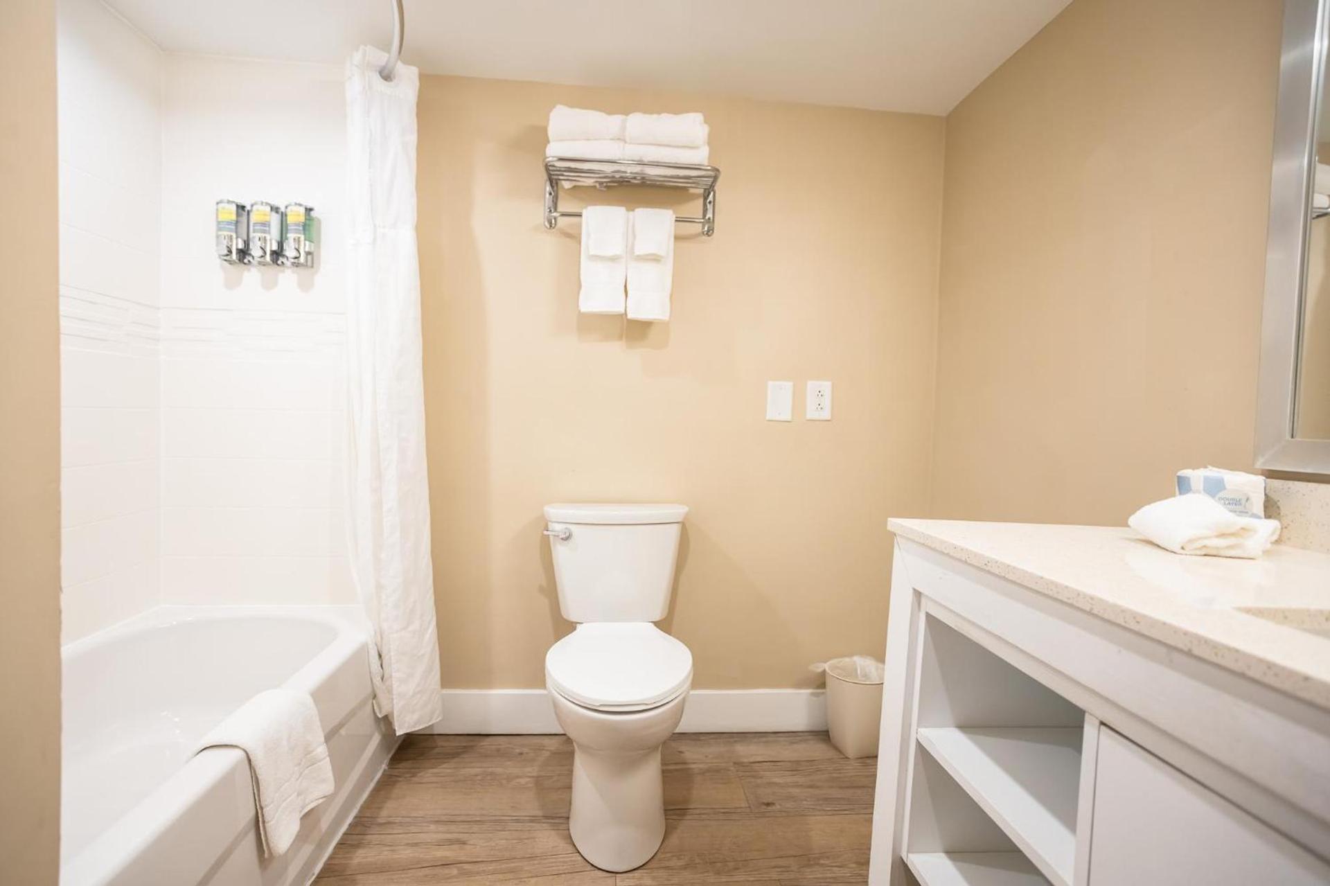 Commander Hotel & Suites photo 58