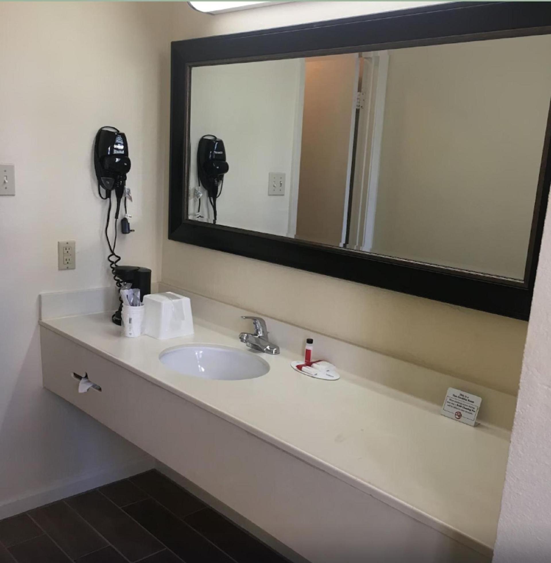 Super 8 by Wyndham New Orleans photo 26