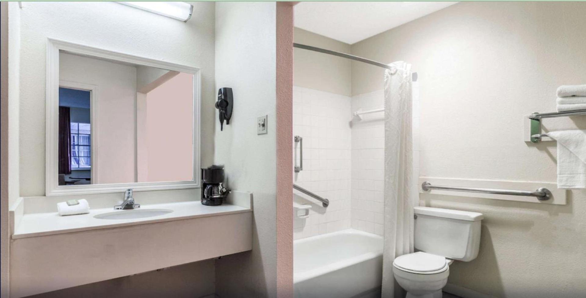 Super 8 by Wyndham New Orleans photo 21