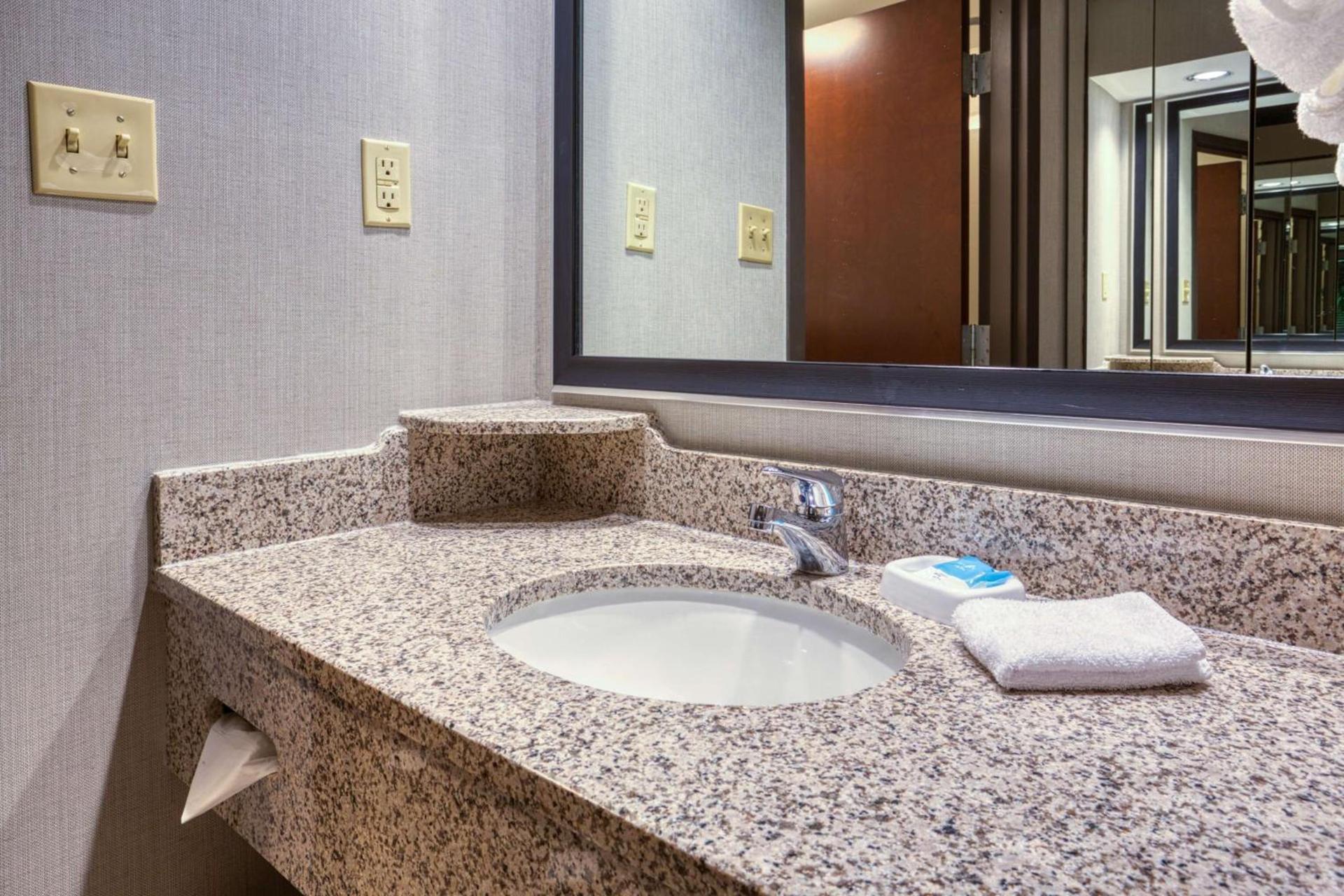 Drury Inn & Suites St. Louis Airport photo 18