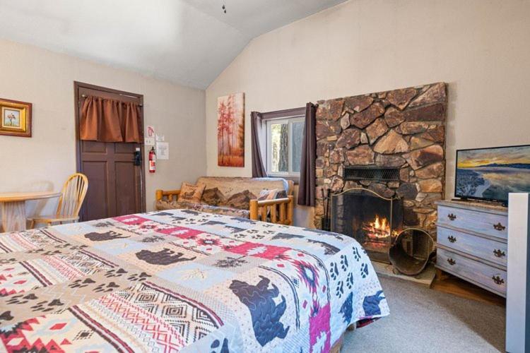 Fox n Bear Cottages Big Bear photo 69