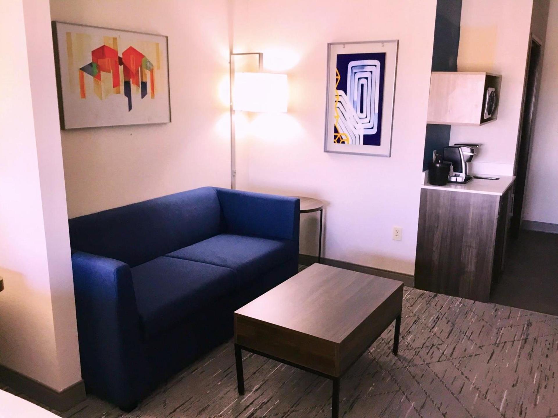 Holiday Inn Express Pratt by IHG photo 27