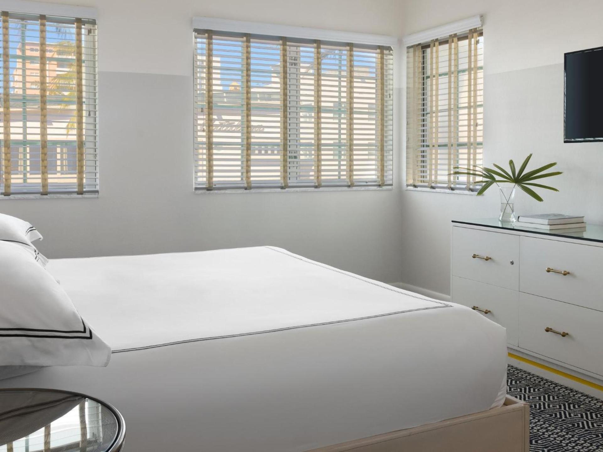 Kimpton Surfcomber Hotel by IHG photo 64
