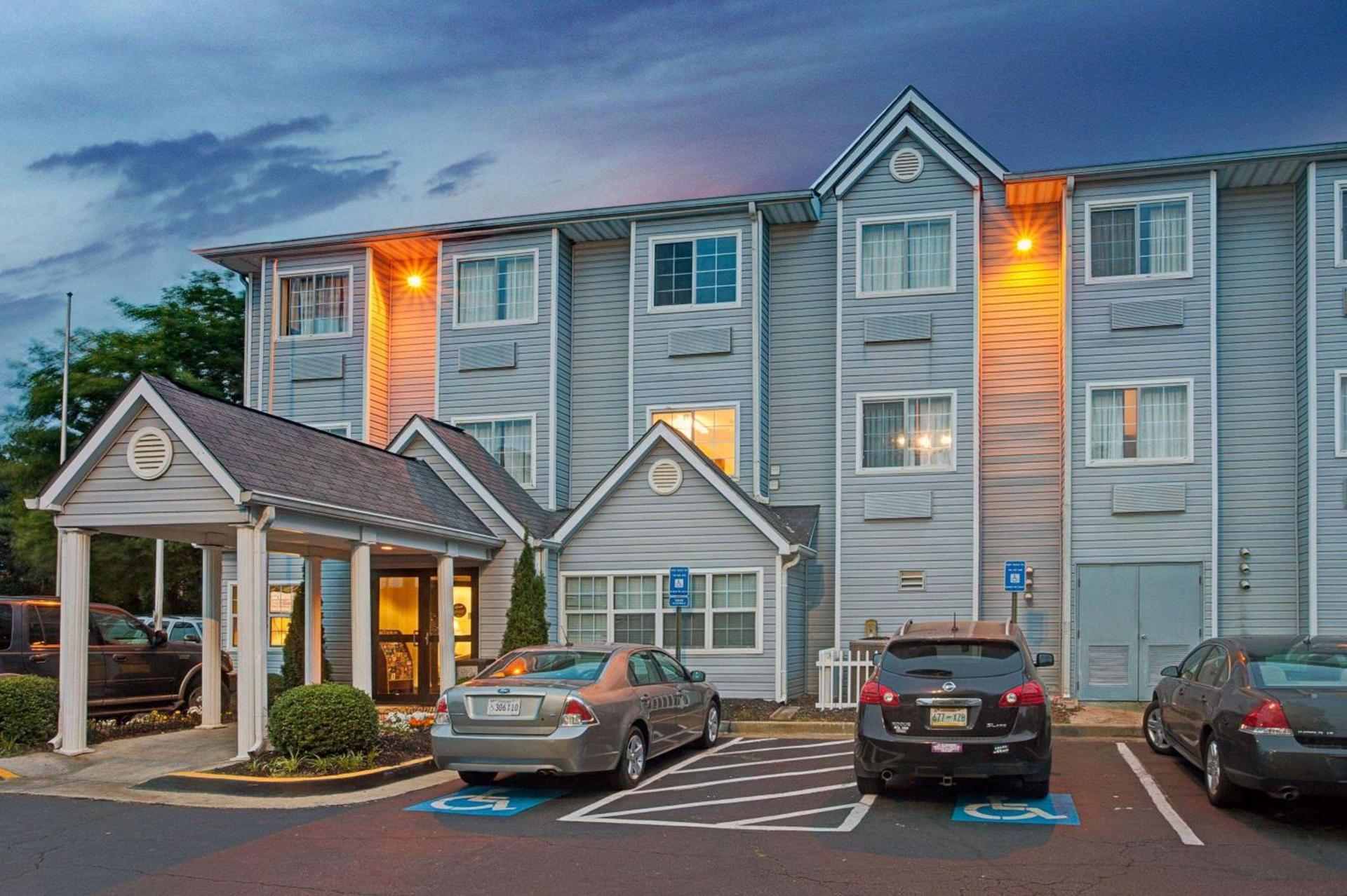 Microtel Inn by Wyndham Atlanta Airport photo 2