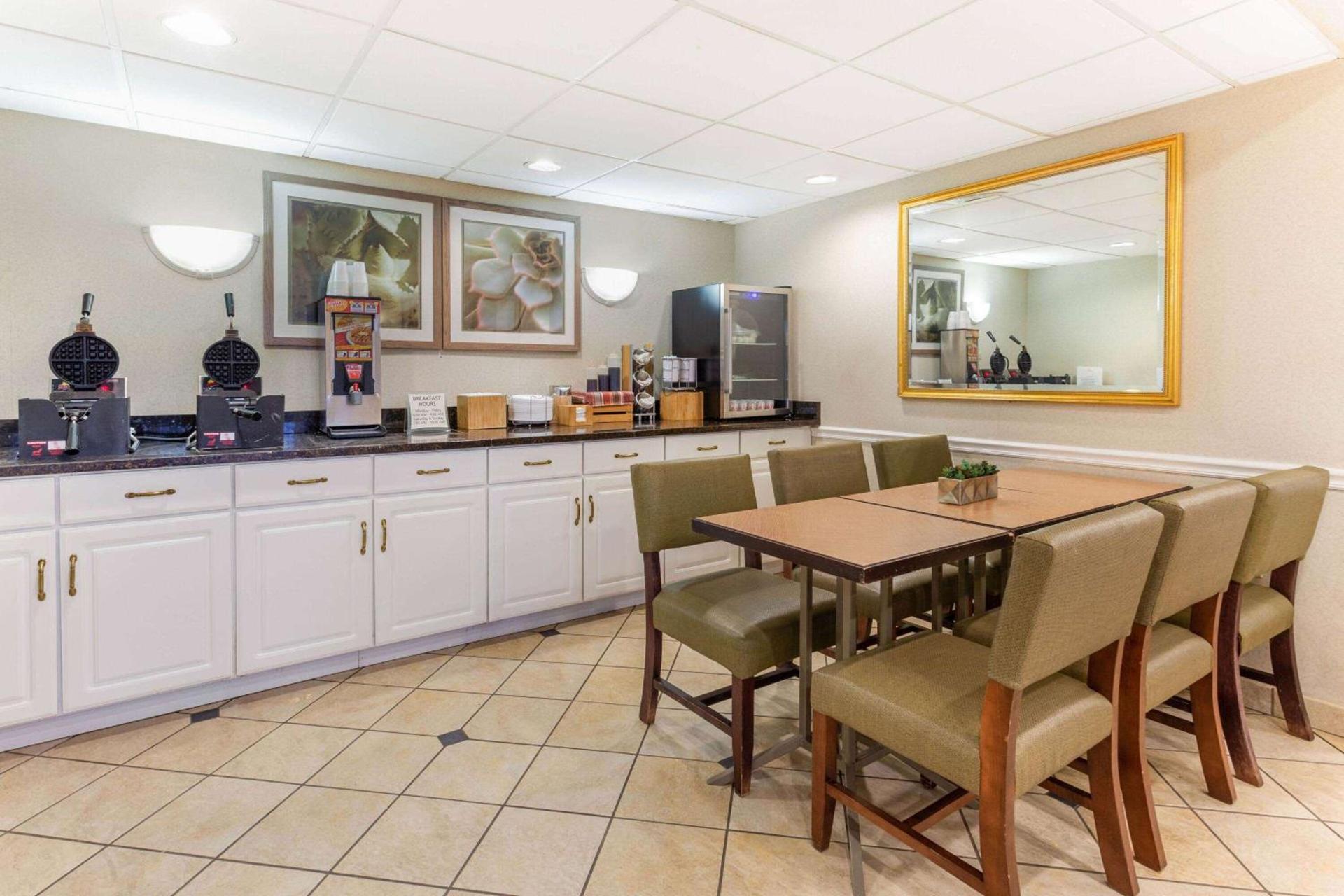 La Quinta by Wyndham Chicago Gurnee photo 25
