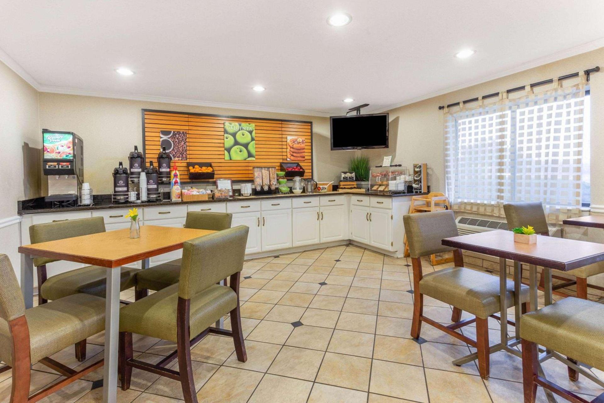 La Quinta by Wyndham Chicago Gurnee photo 28