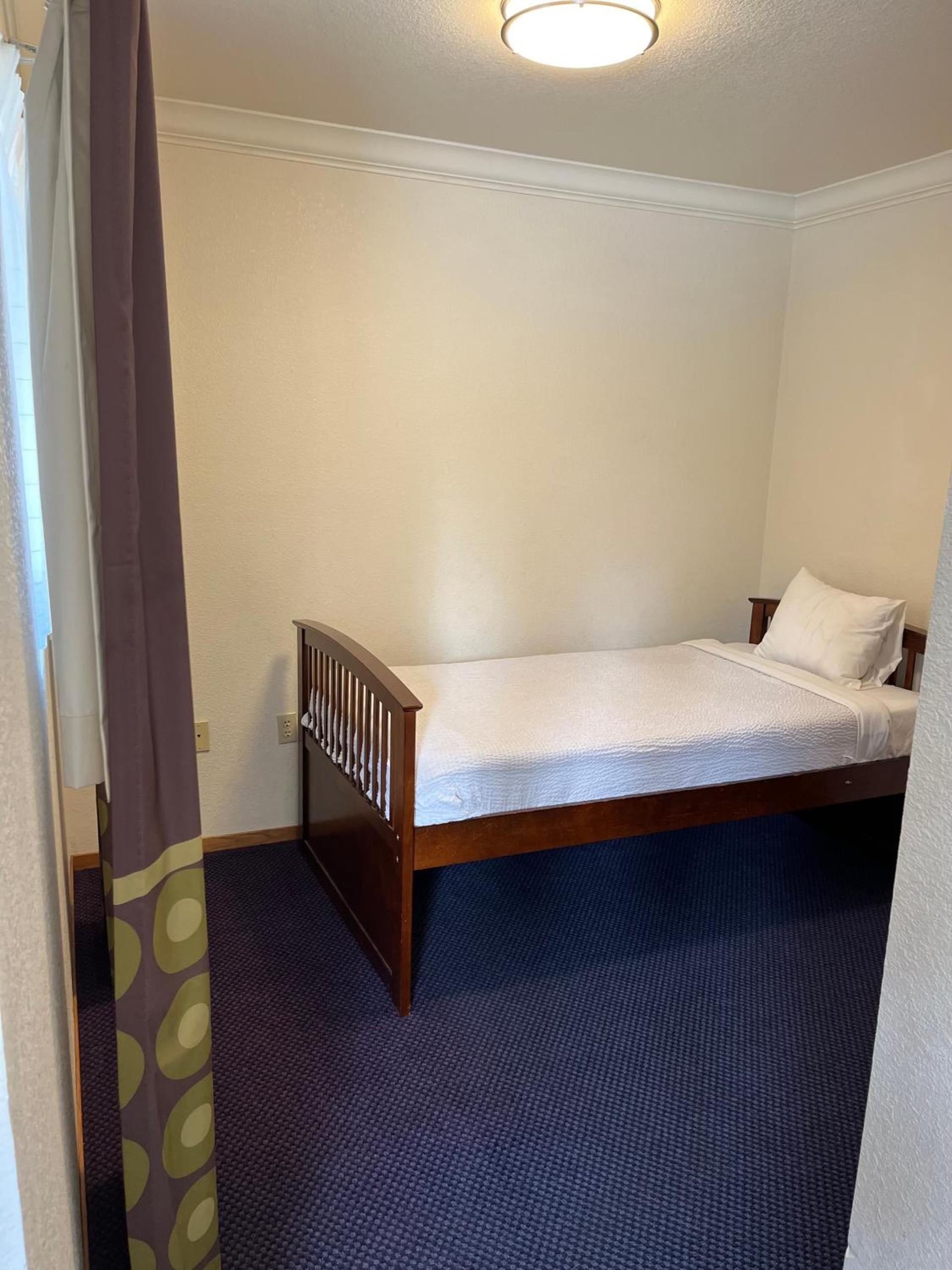 Creekside Inn & Suites photo 20