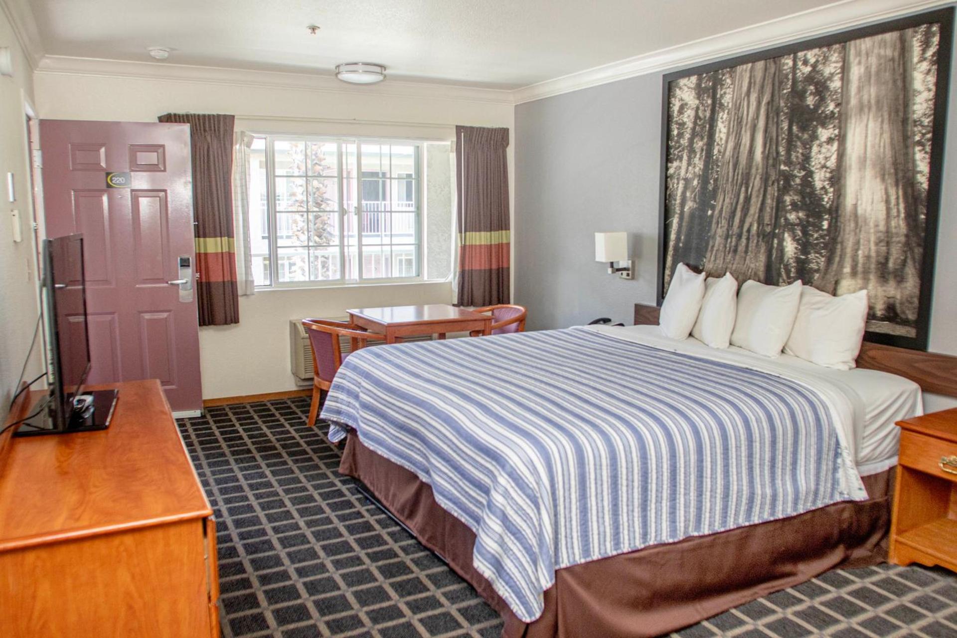 Creekside Inn & Suites photo 26