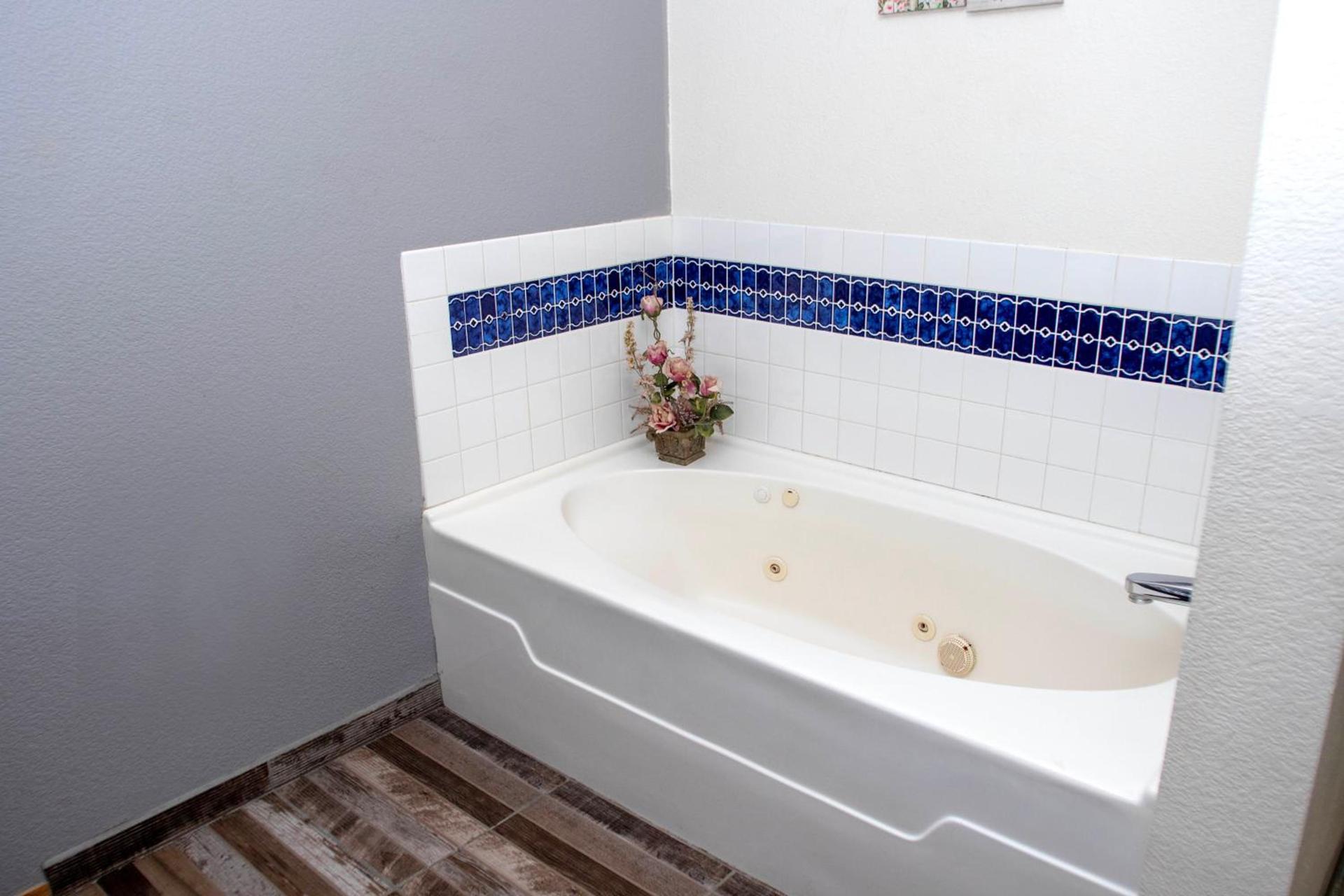 Creekside Inn & Suites photo 28