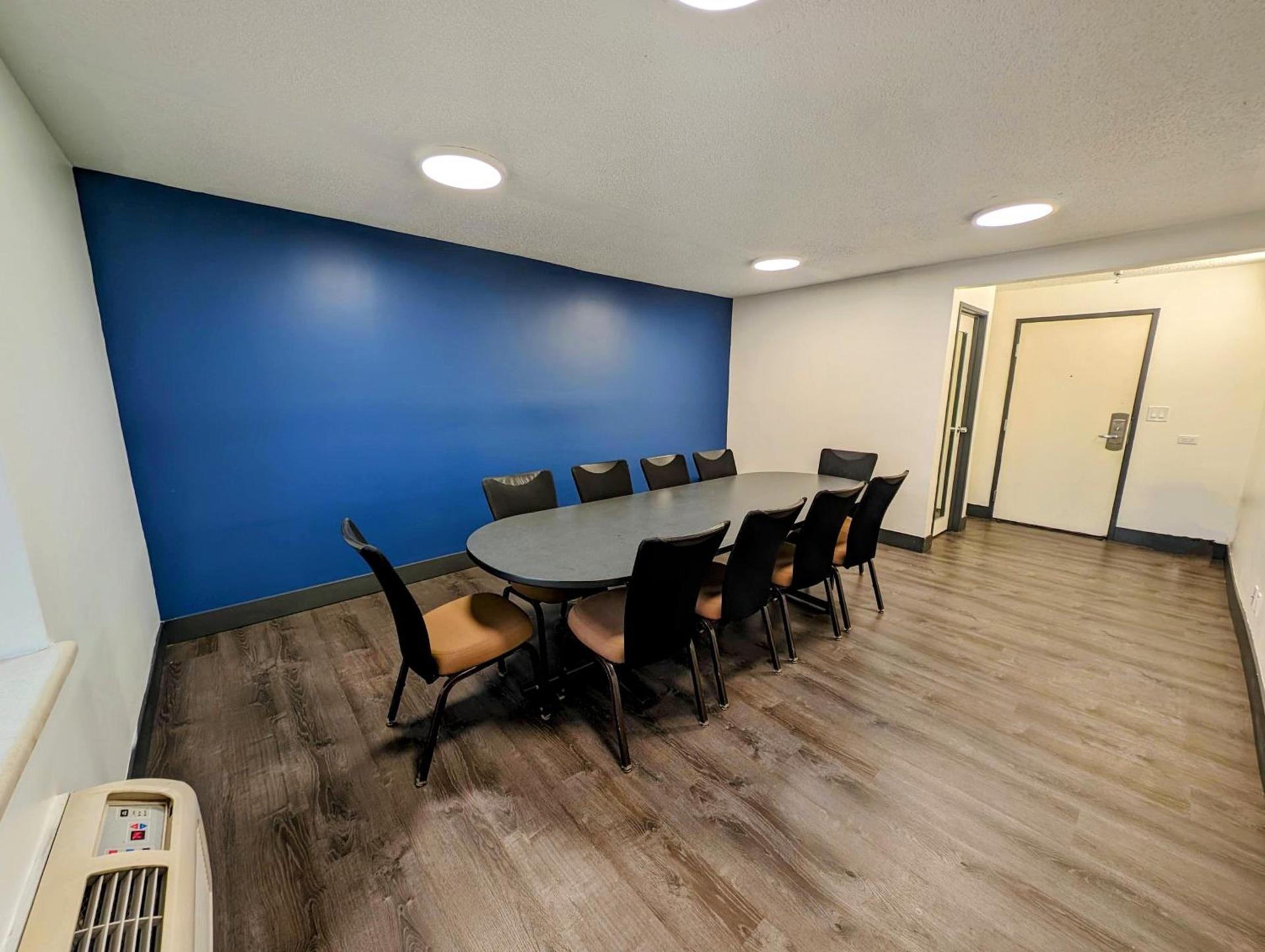 La Quinta Inn by Wyndham Chicago Willowbrook photo 10