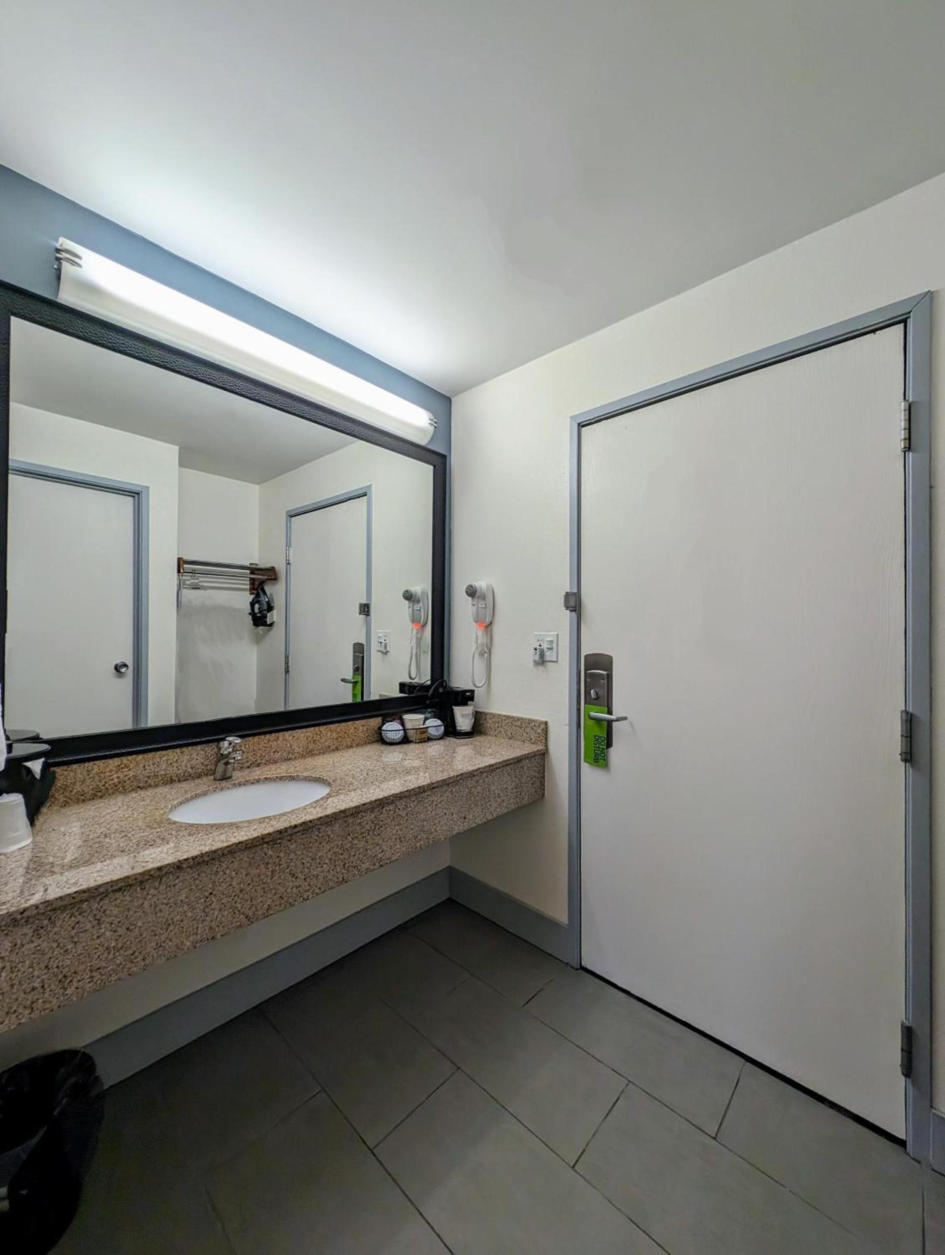 La Quinta Inn by Wyndham Chicago Willowbrook photo 5