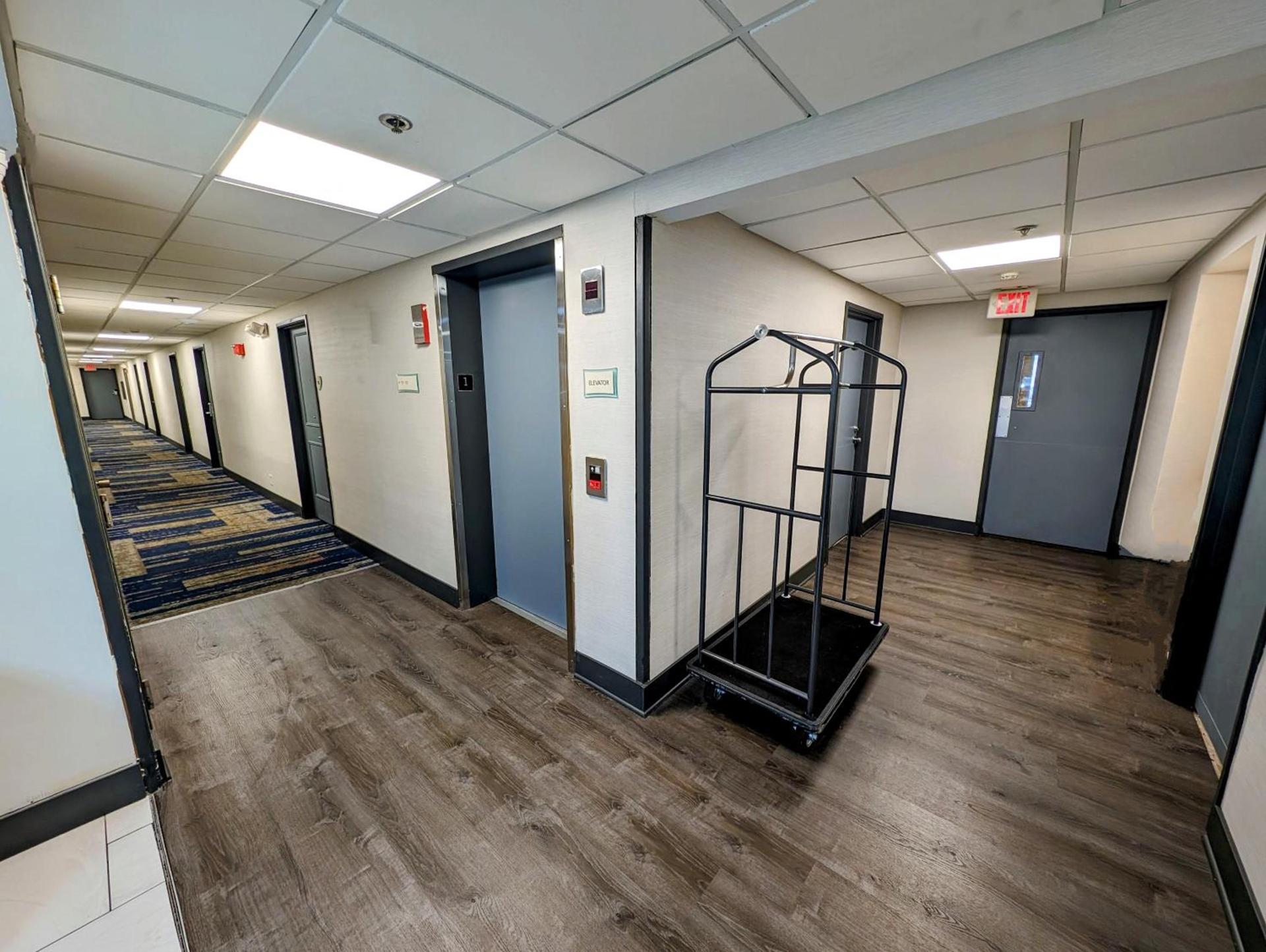 La Quinta Inn by Wyndham Chicago Willowbrook photo 7