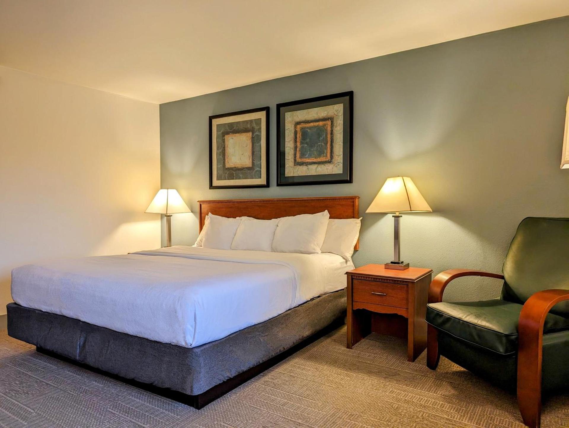 La Quinta Inn by Wyndham Chicago Willowbrook photo 3