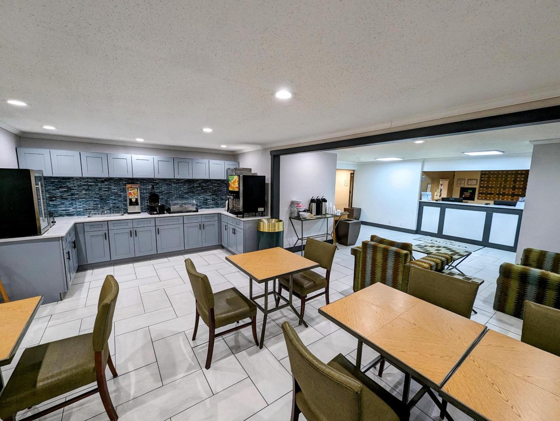 La Quinta Inn by Wyndham Chicago Willowbrook photo 2