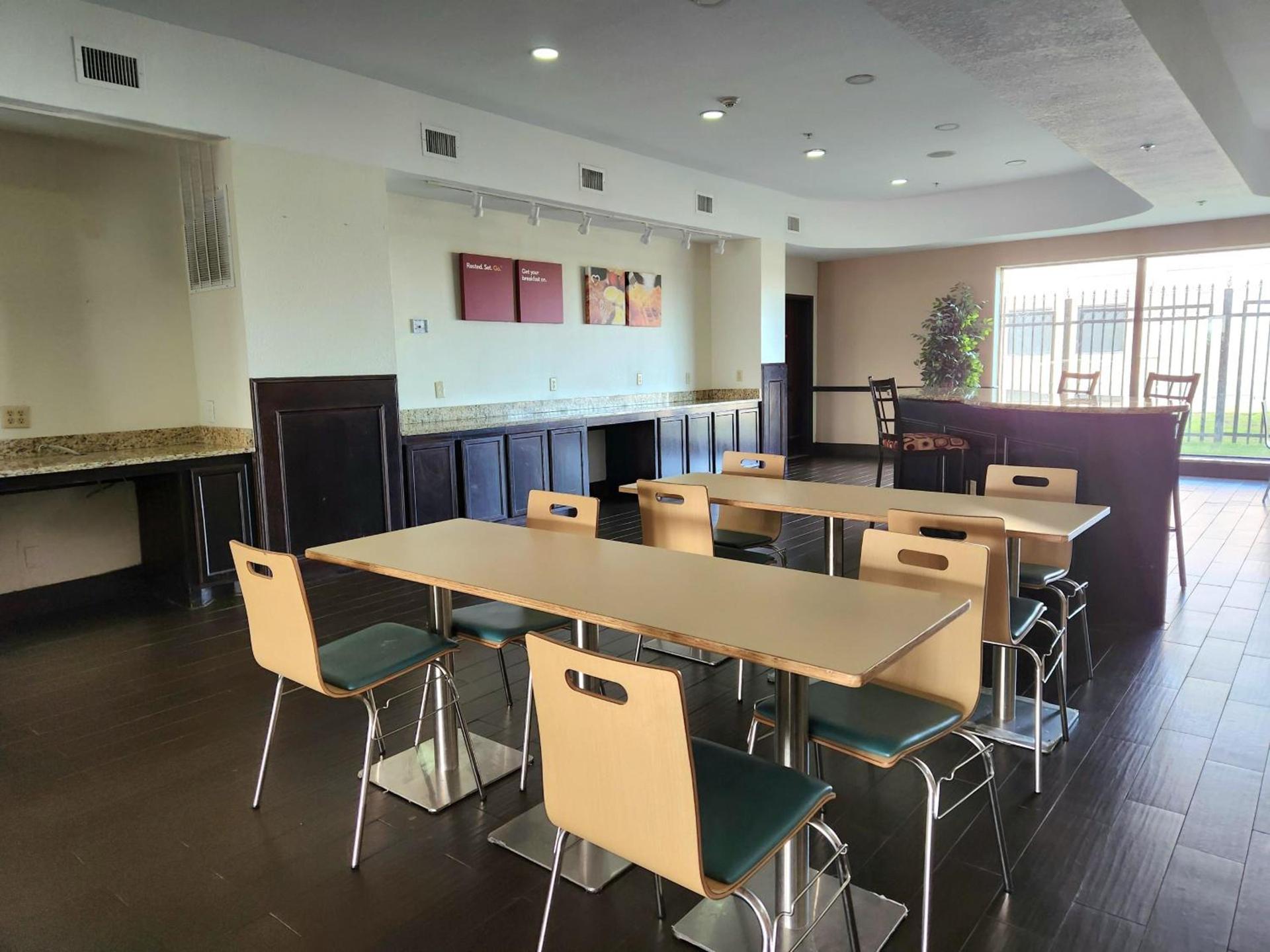 Days Inn & Suites by Wyndham Houston / West Energy Corridor photo 44