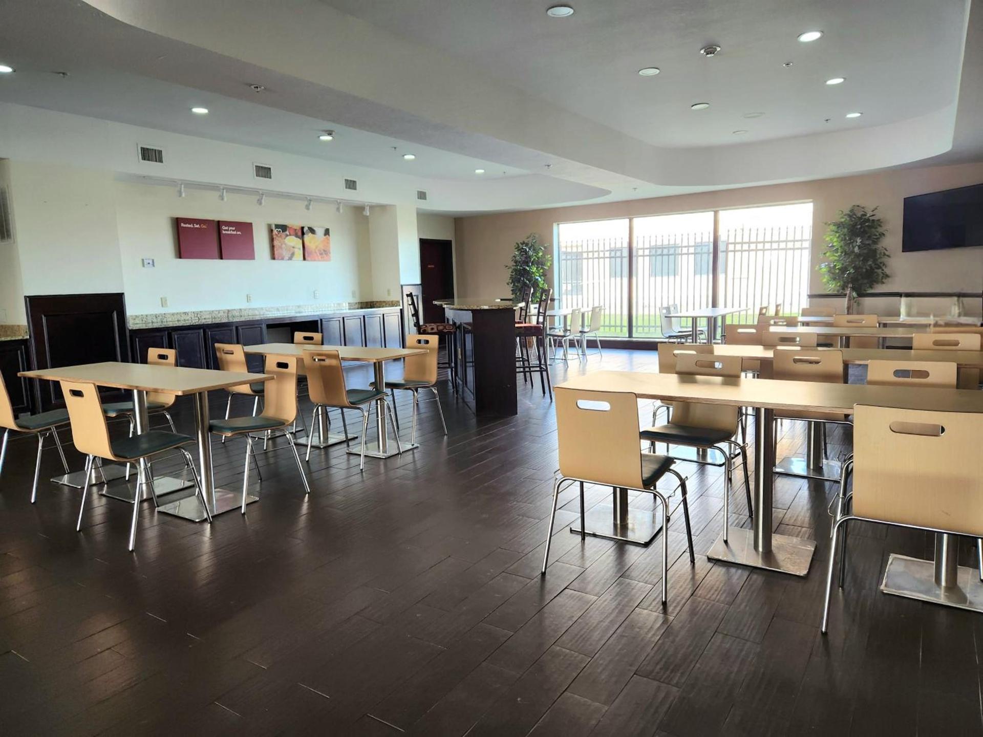 Days Inn & Suites by Wyndham Houston / West Energy Corridor photo 51