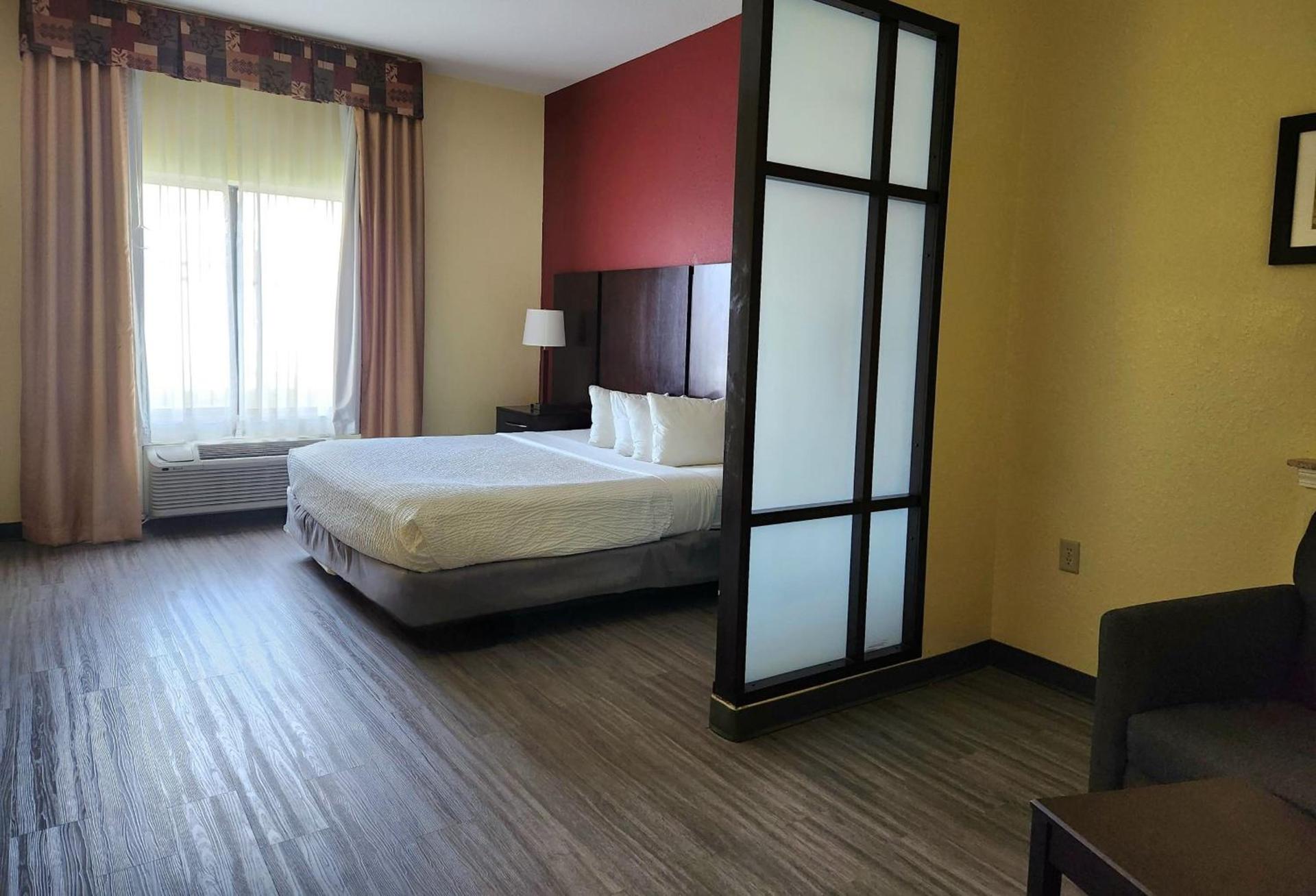 Days Inn & Suites by Wyndham Houston / West Energy Corridor photo 46