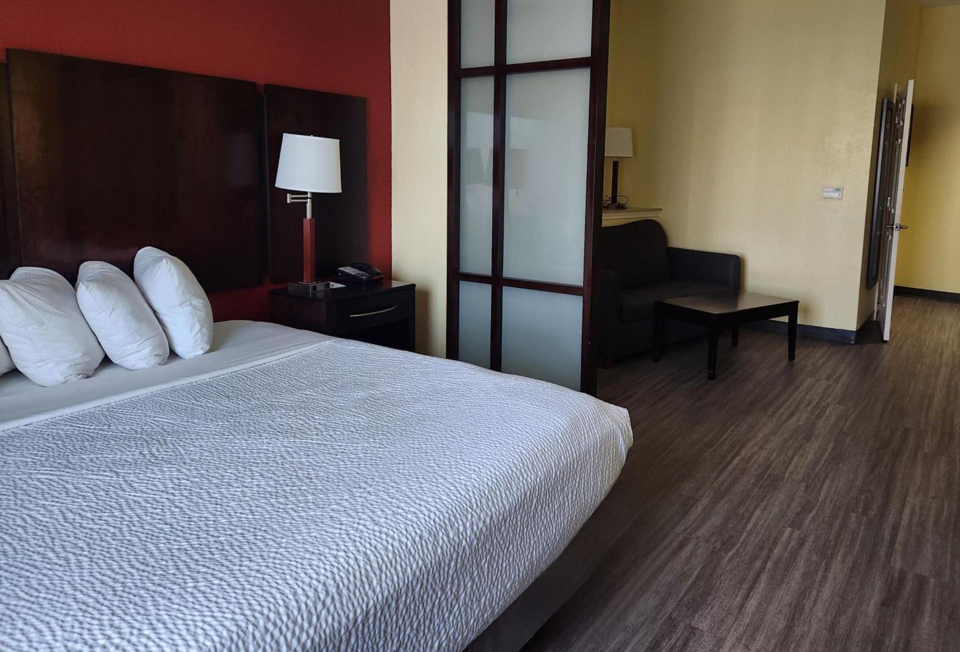 Days Inn & Suites by Wyndham Houston / West Energy Corridor photo 50