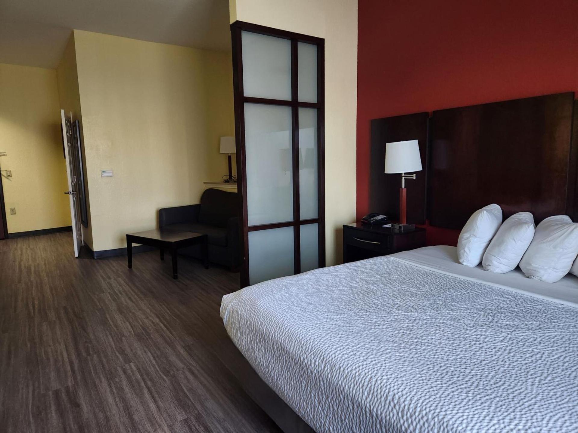 Days Inn & Suites by Wyndham Houston / West Energy Corridor photo 53