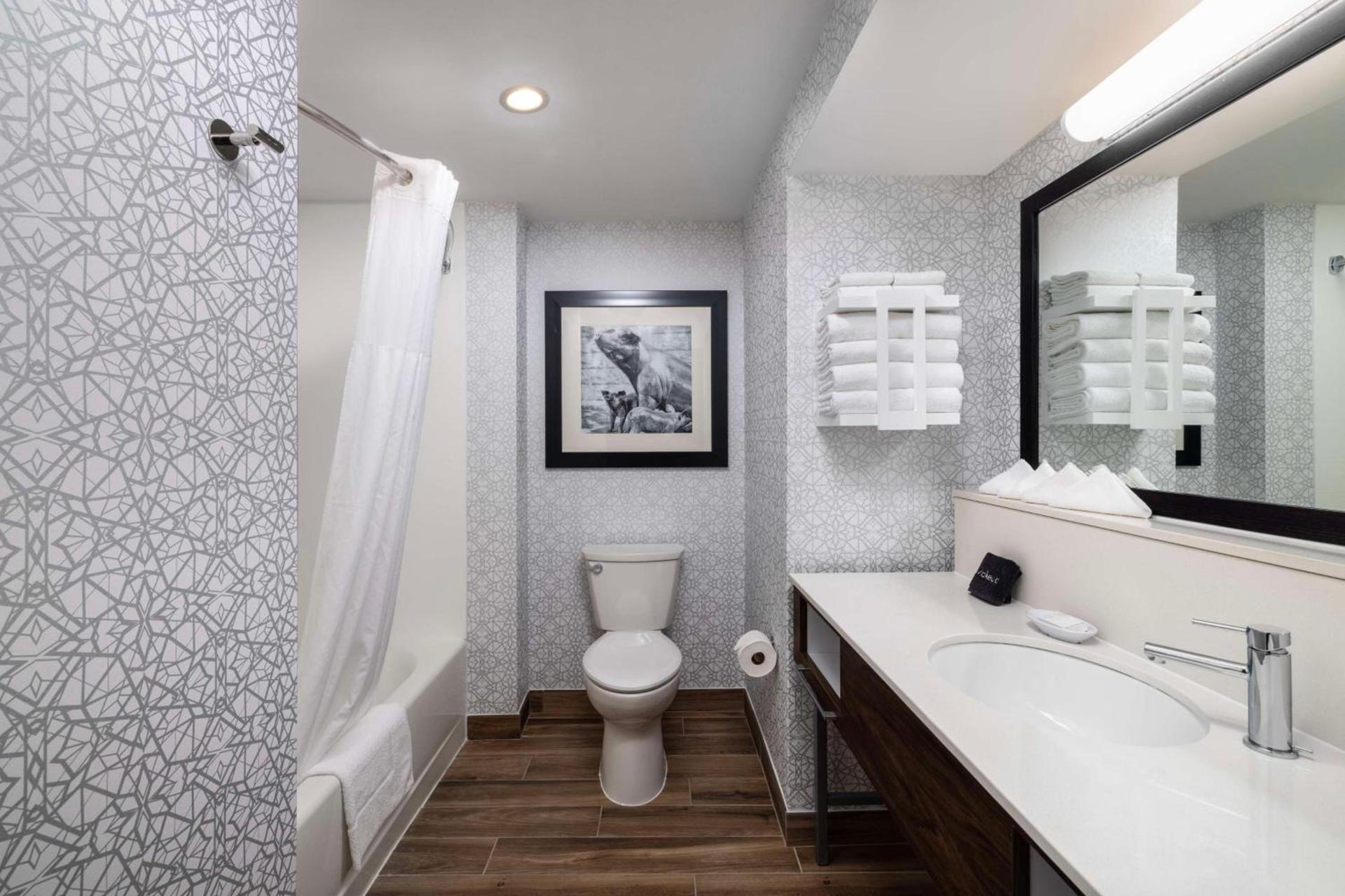 Hampton Inn & Suites State College at Williamsburg Square photo 19