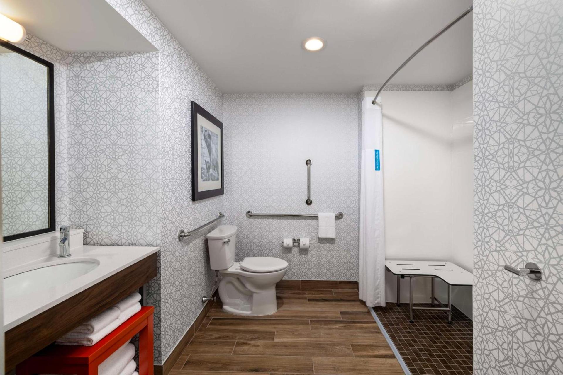 Hampton Inn & Suites State College at Williamsburg Square photo 22