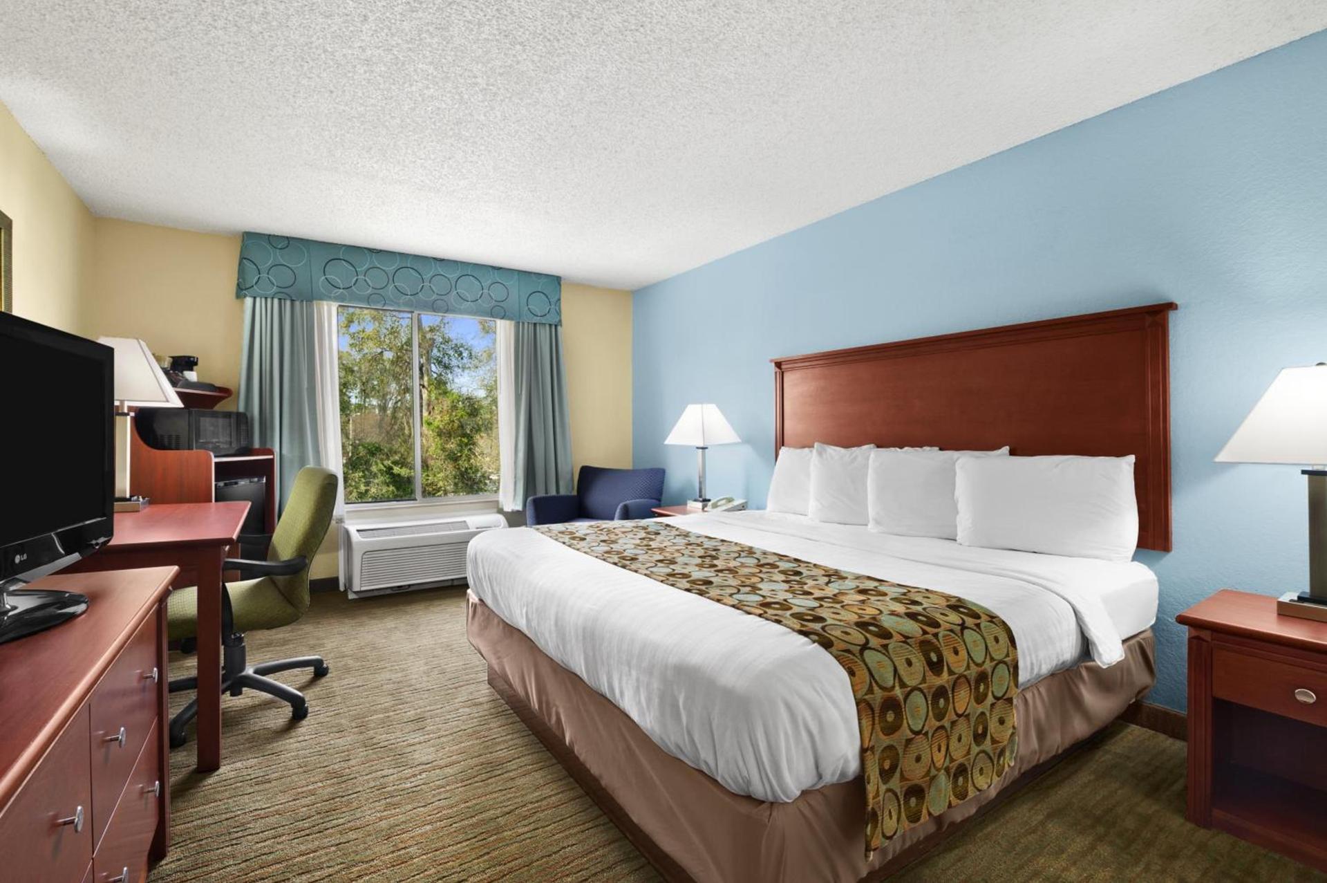 Baymont By Wyndham Gainesville I-75 photo 41