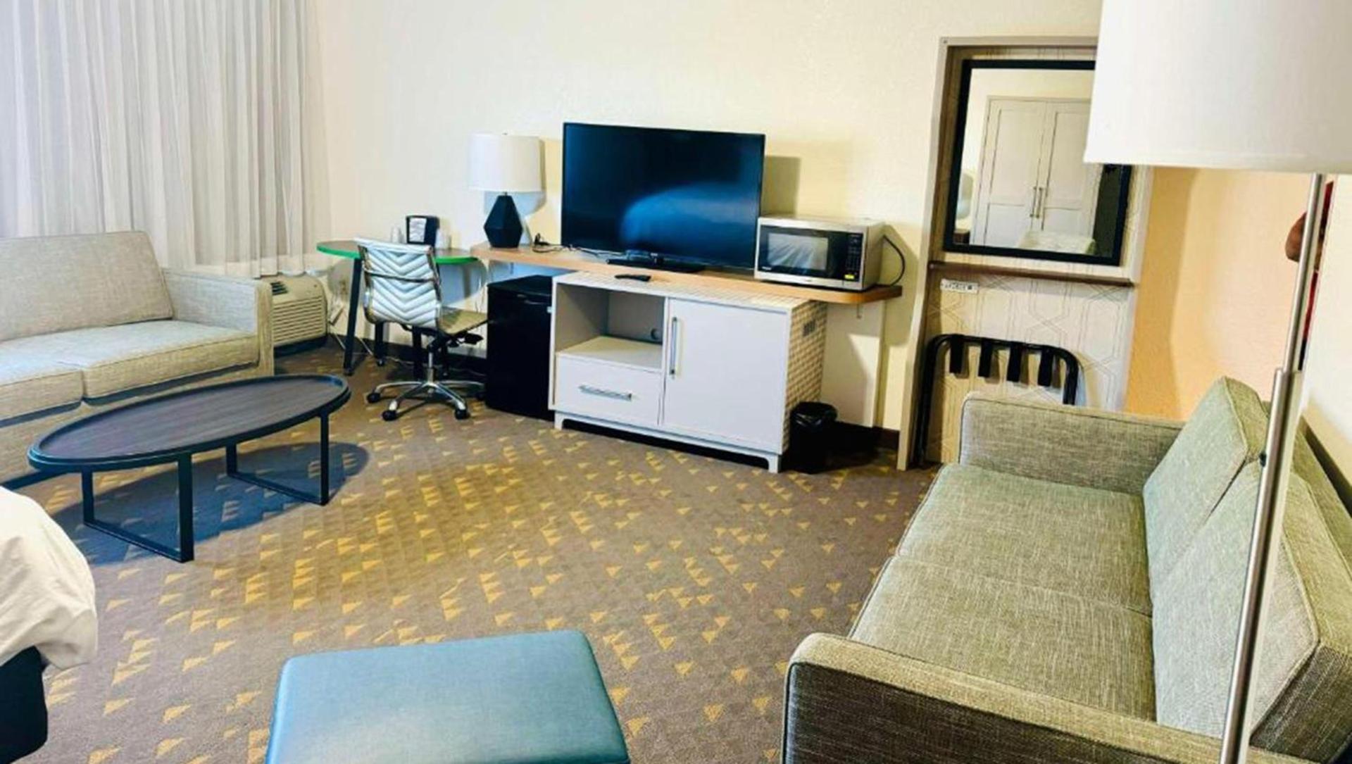 Wyndham Flint MI Grand Blanc Bishop Airport Conference Ct photo 15