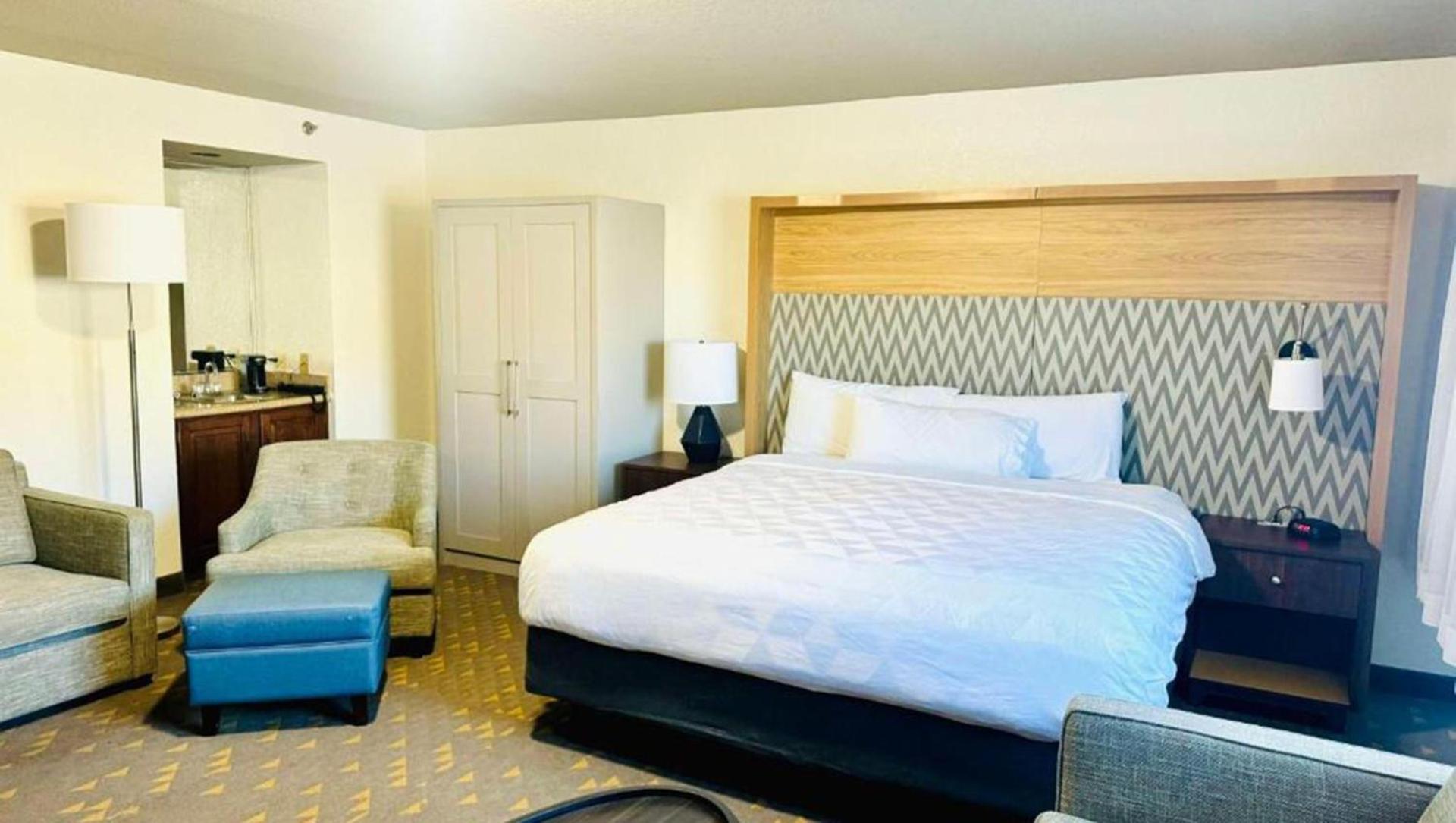 Wyndham Flint MI Grand Blanc Bishop Airport Conference Ct photo 14