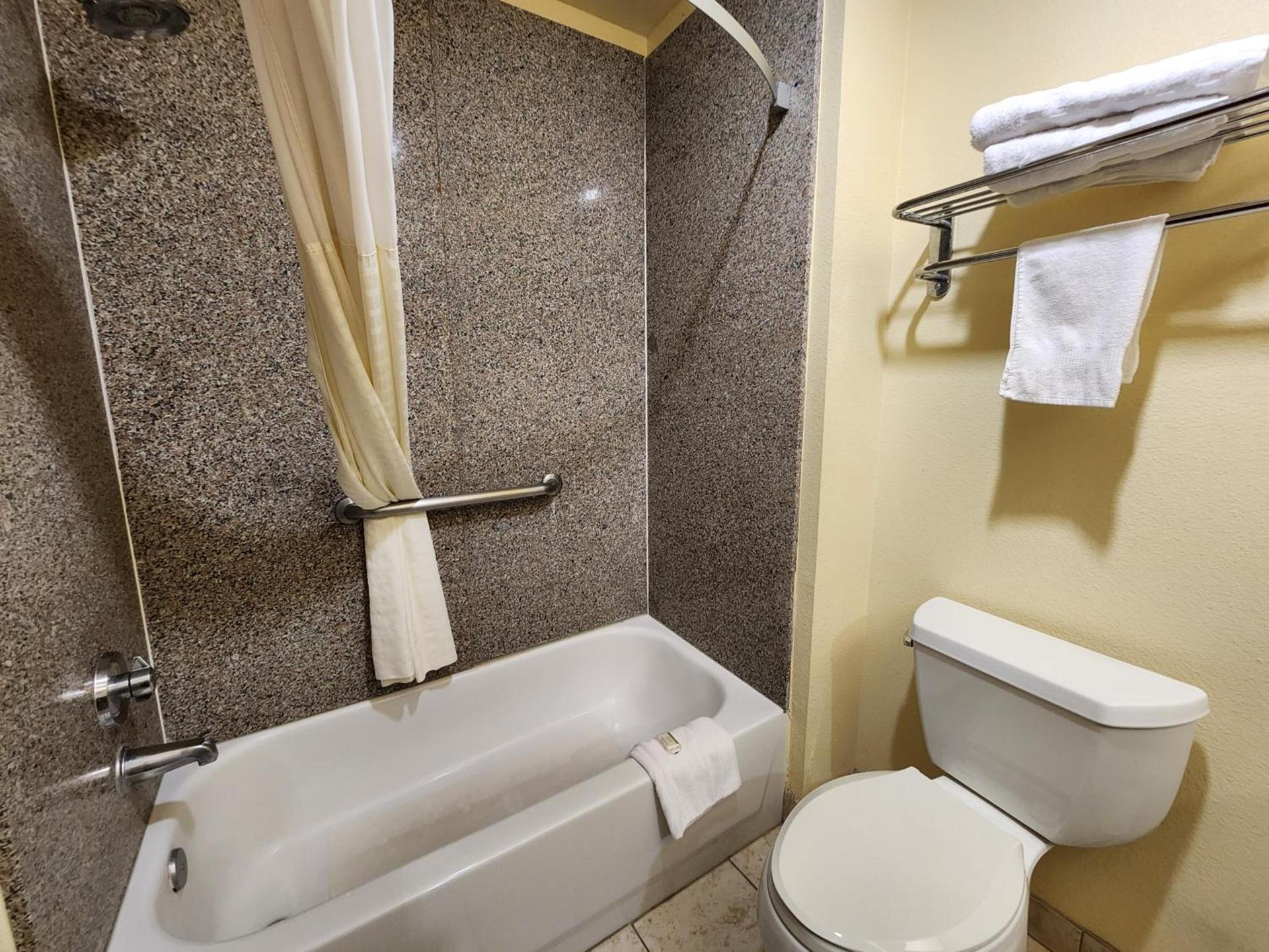 Days Inn & Suites by Wyndham Sam Houston Tollway photo 37
