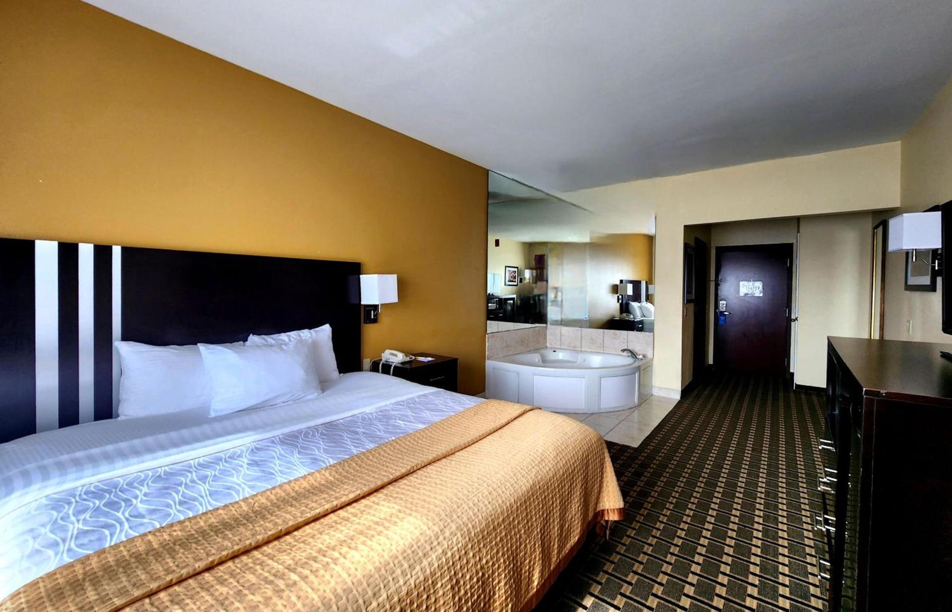 Days Inn & Suites by Wyndham Sam Houston Tollway photo 48