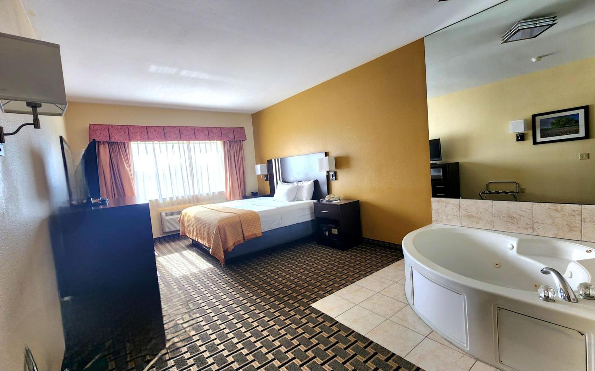 Days Inn & Suites by Wyndham Sam Houston Tollway photo 47