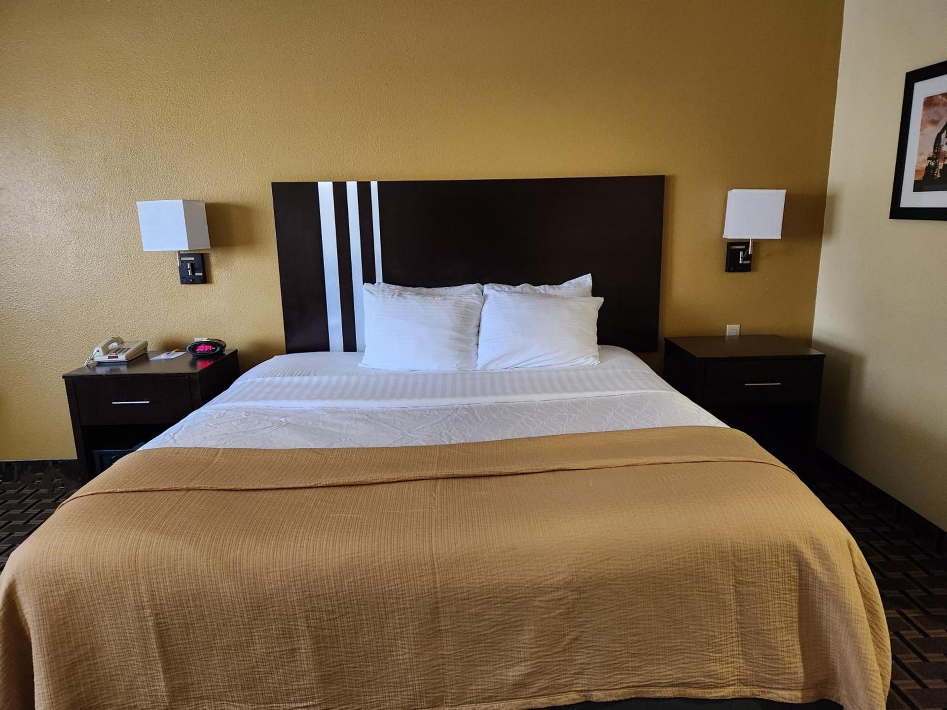 Days Inn & Suites by Wyndham Sam Houston Tollway photo 50