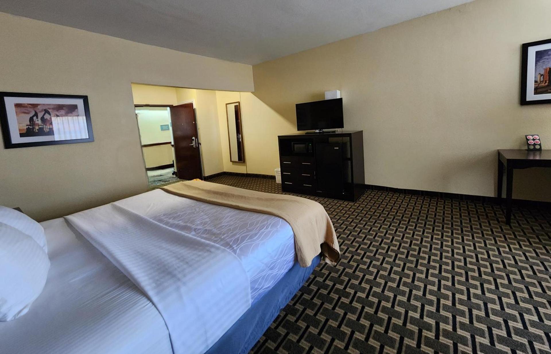Days Inn & Suites by Wyndham Sam Houston Tollway photo 49