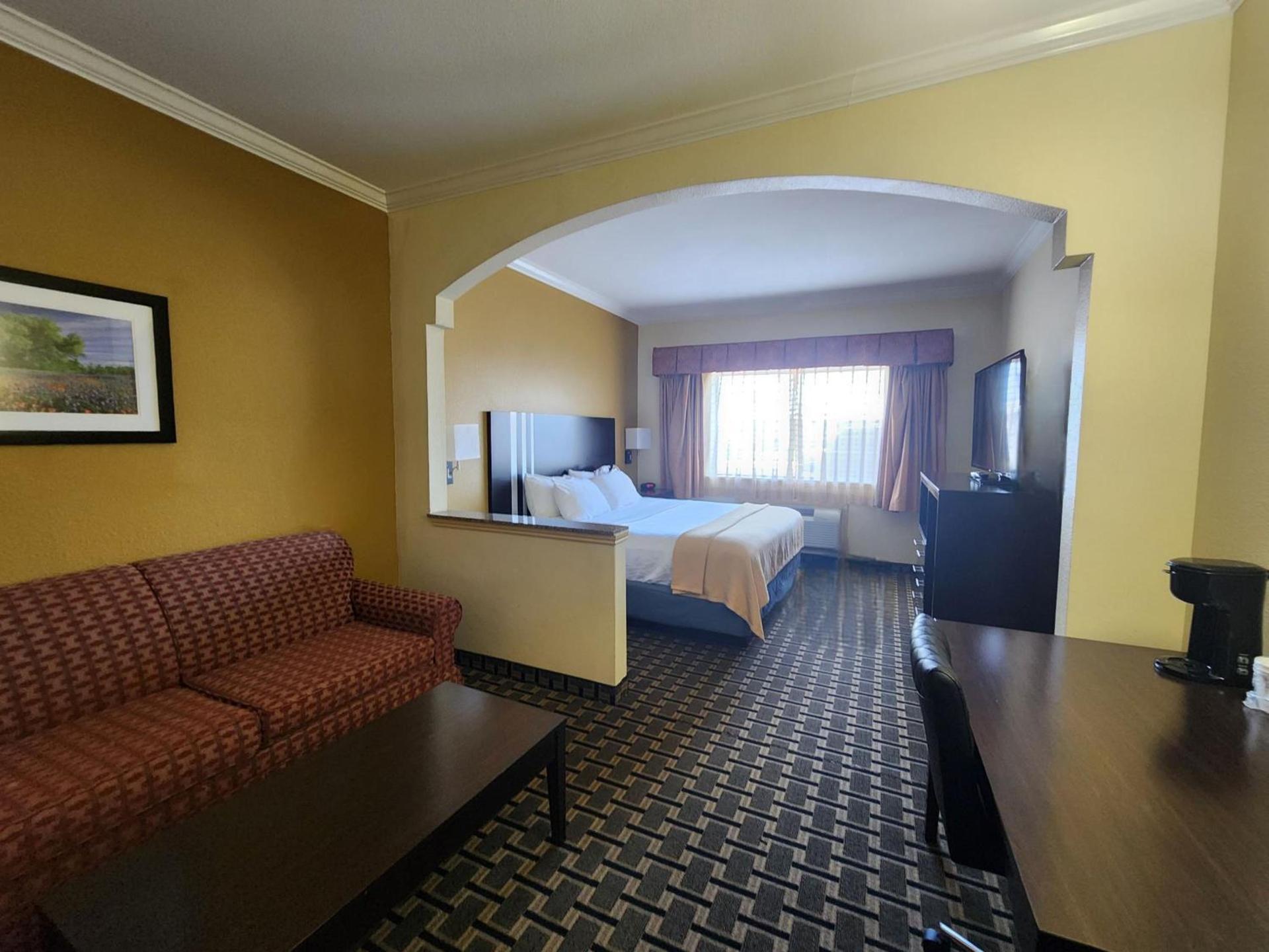 Days Inn & Suites by Wyndham Sam Houston Tollway photo 57
